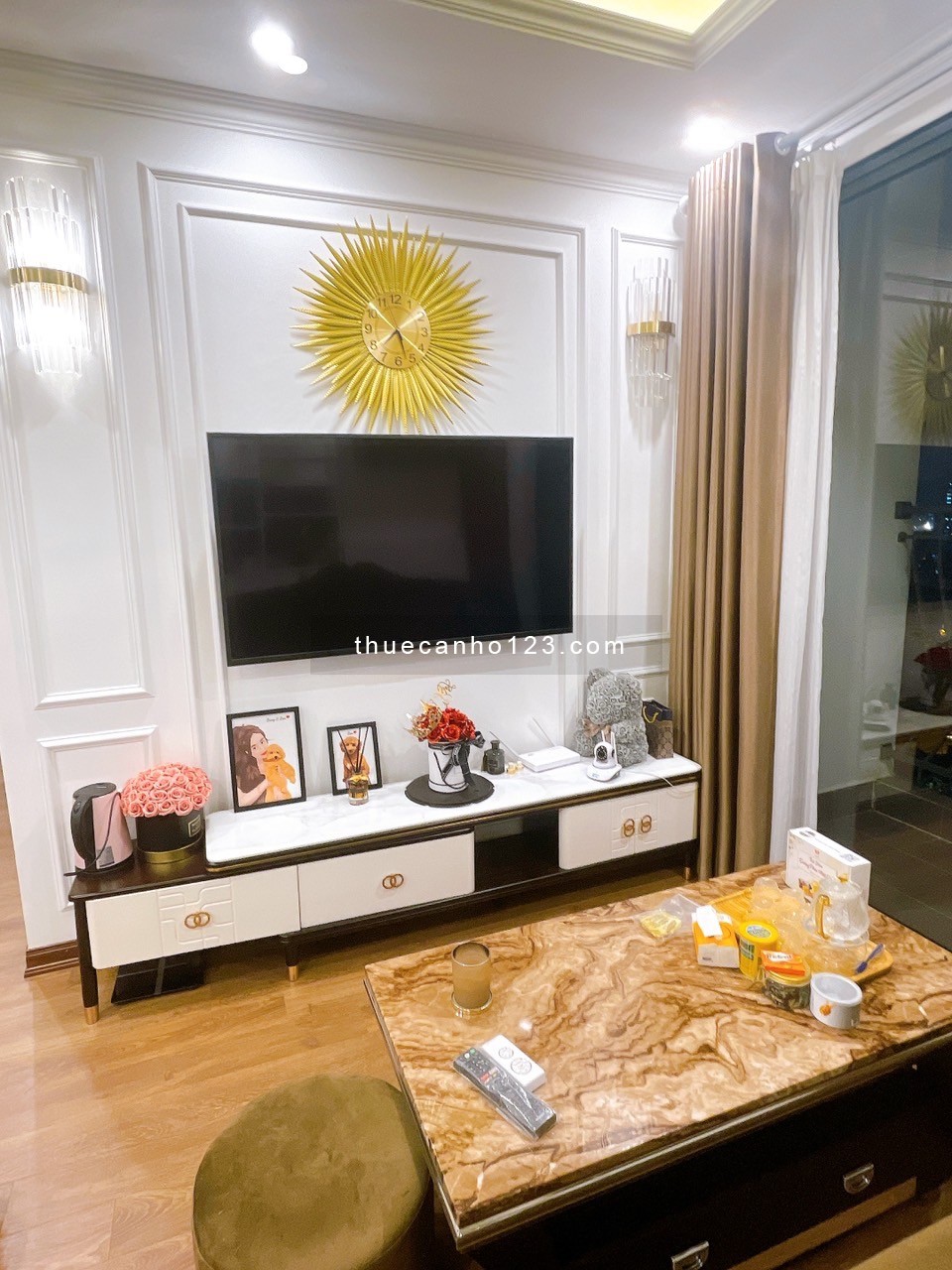 Cho thuê chung cư cao cấp căn góc đẹp thoáng mát đủ nọi thất.