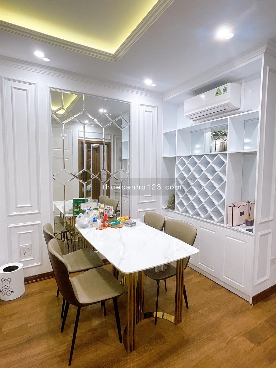 Cho thuê chung cư cao cấp căn góc đẹp thoáng mát đủ nọi thất.