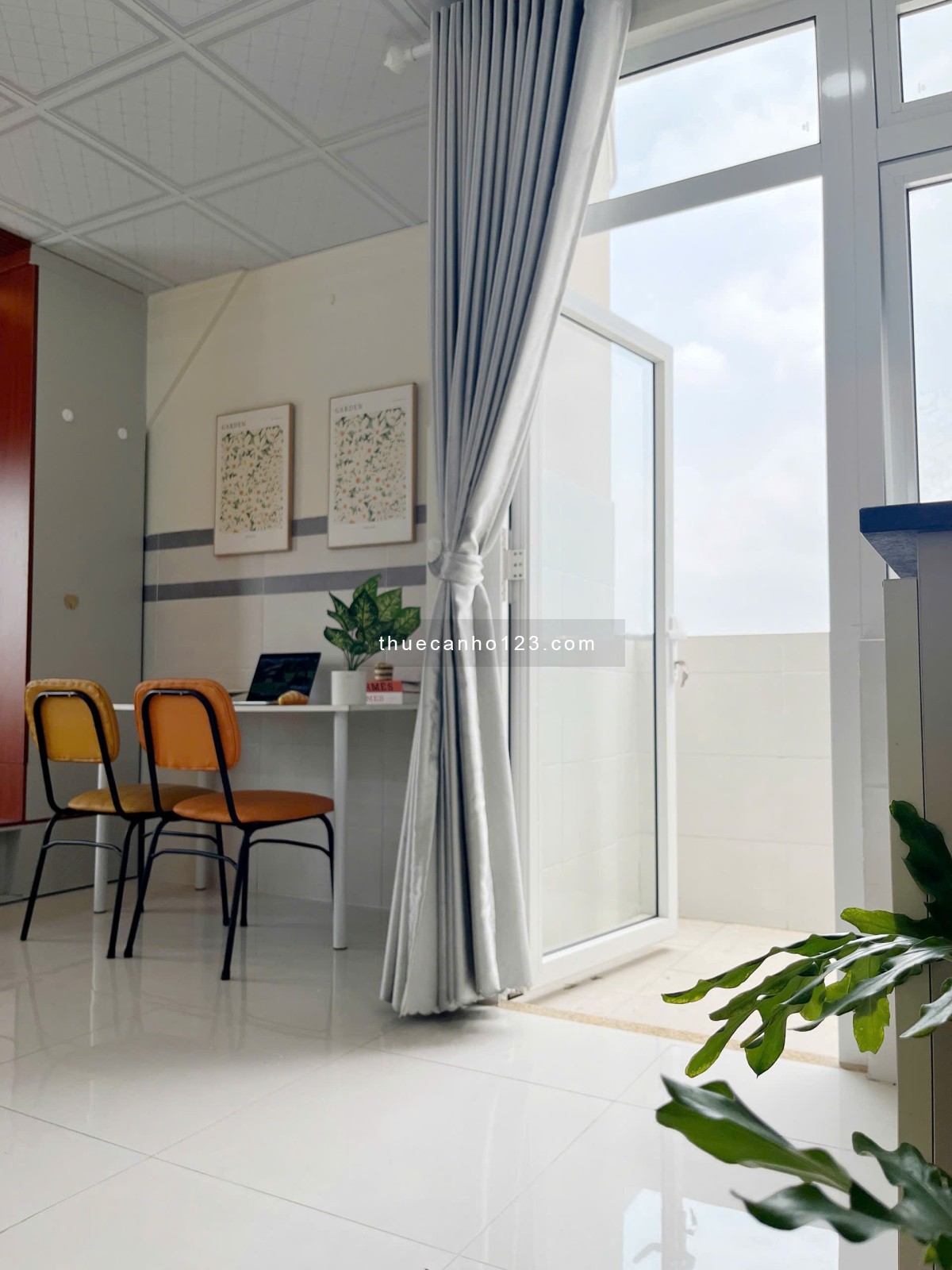 Cho thuê chdv full nội thất có ban công nằm ở đường Hoa Mai Q. Phú Nhuận