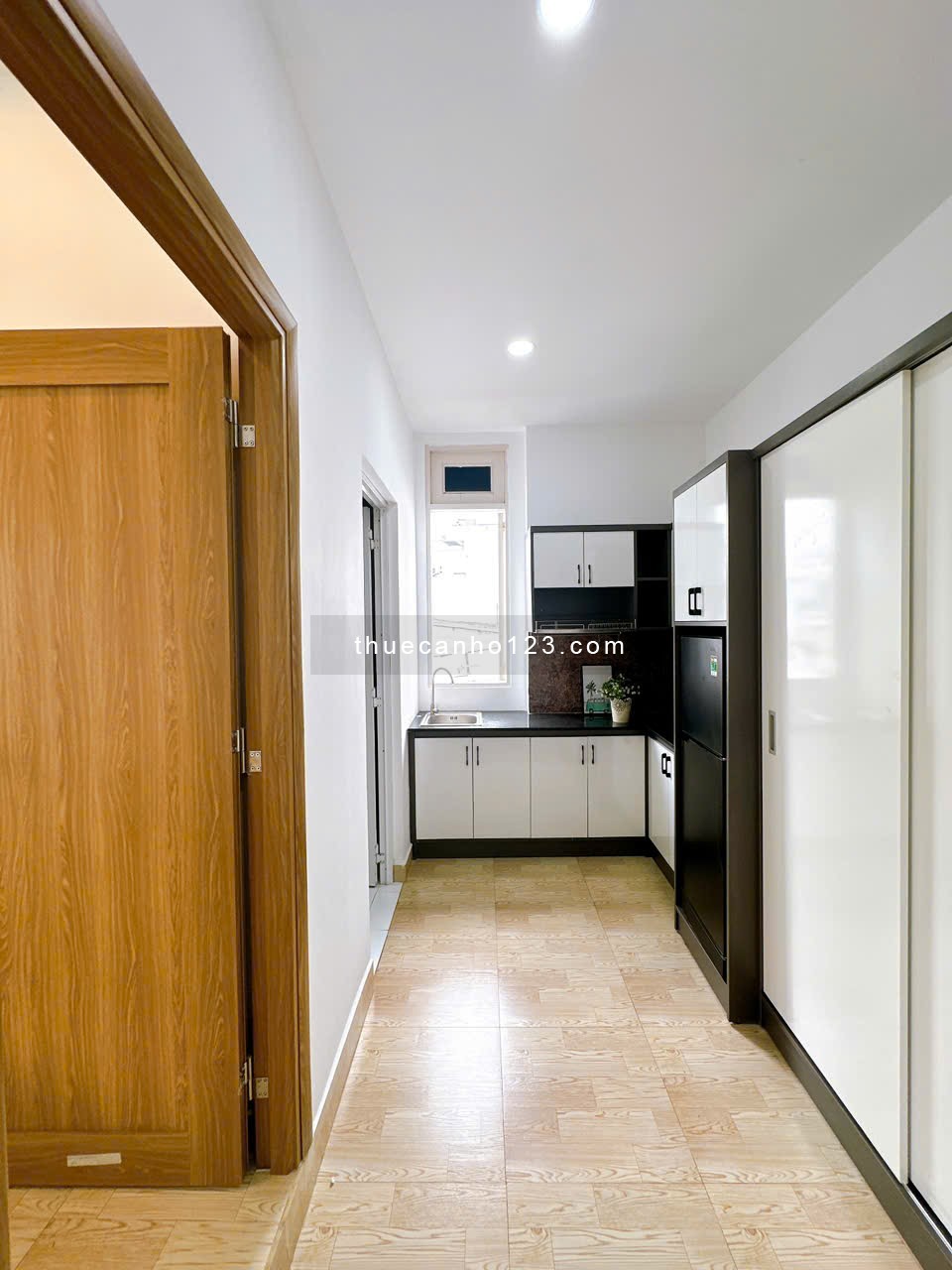 Cho thuê căn hộ dịch vụ full nội thất 1PN tách bếp có ban công Quận 10