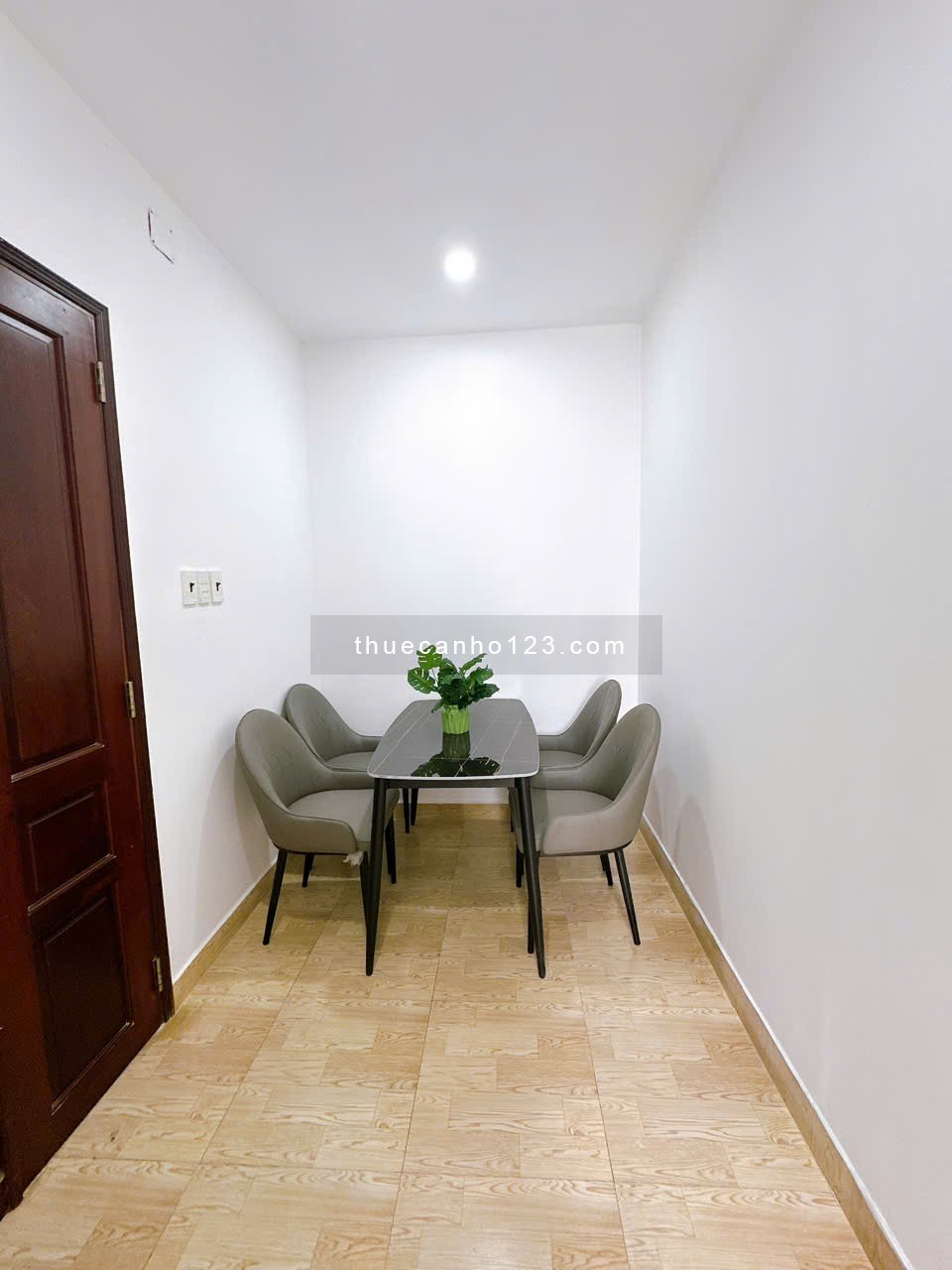 Cho thuê căn hộ dịch vụ full nội thất 1PN tách bếp có ban công Quận 10