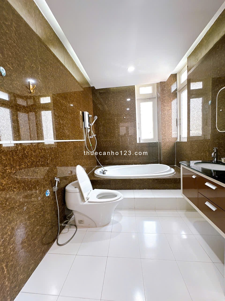 Cho thuê căn hộ dịch vụ full nội thất 1PN tách bếp có ban công Quận 10