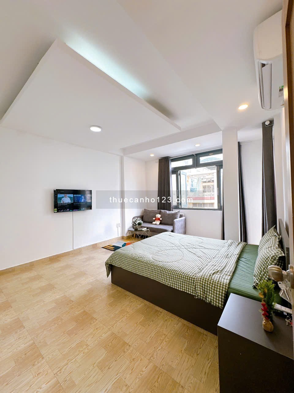 Cho thuê căn hộ dịch vụ full nội thất 1PN tách bếp có ban công Quận 10