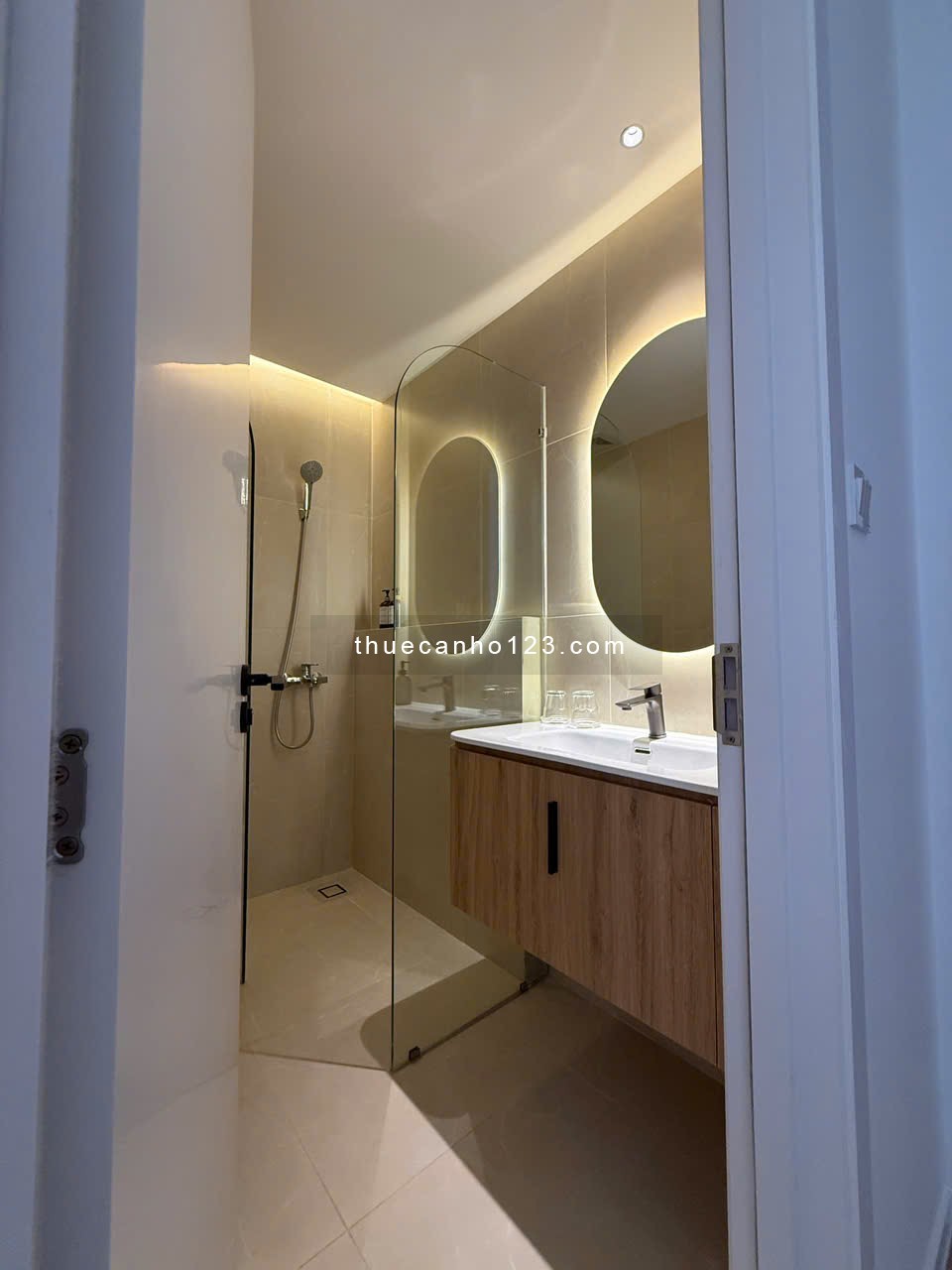 Cho thuê căn hộ full nội thất có balcon cửa sổ trời siêu thoáng Quận 3