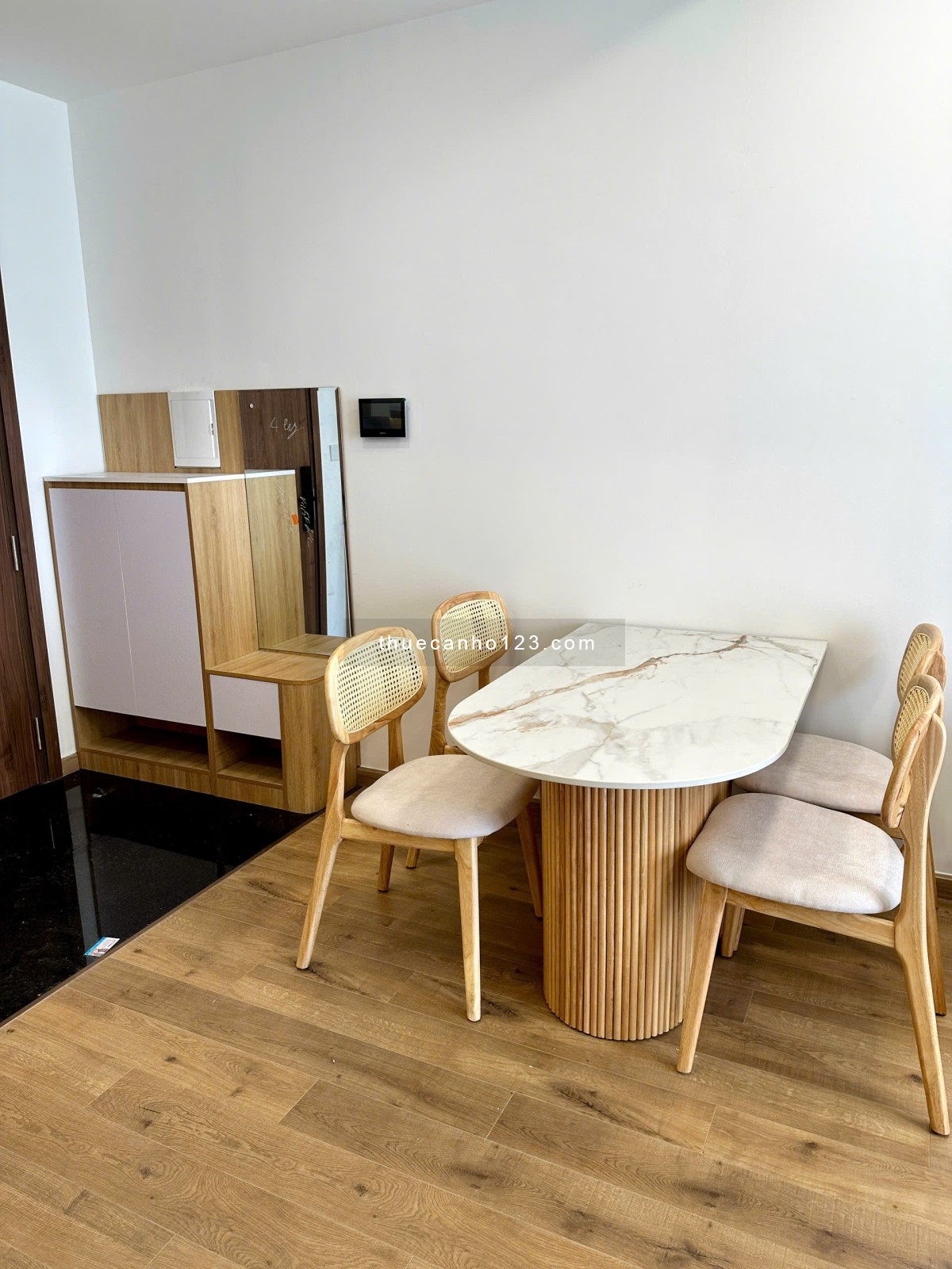 Cho thuê căn hộ akari city 2pn 1wc có 3 máy lạnh nước nóng rèm giàn phơi kính bếp tủ chỉ 10,5tr