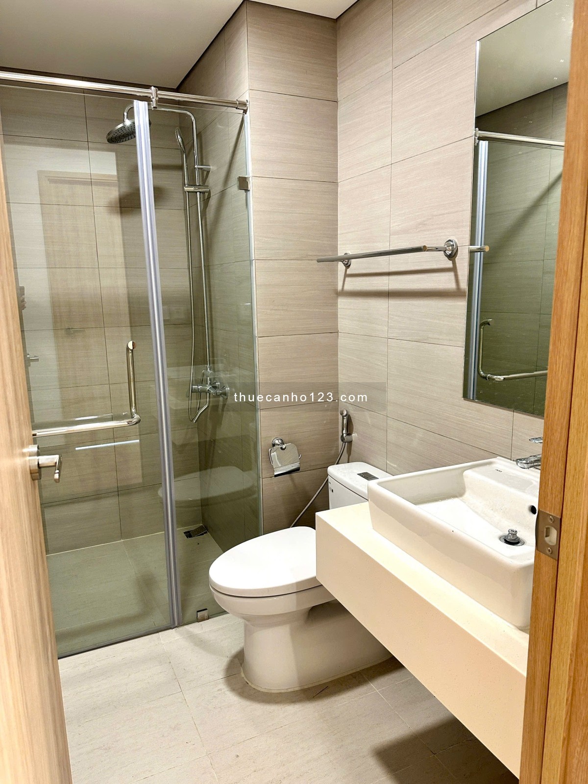 Cho thuê căn hộ akari city 2pn 1wc có 3 máy lạnh nước nóng rèm giàn phơi kính bếp tủ chỉ 10,5tr