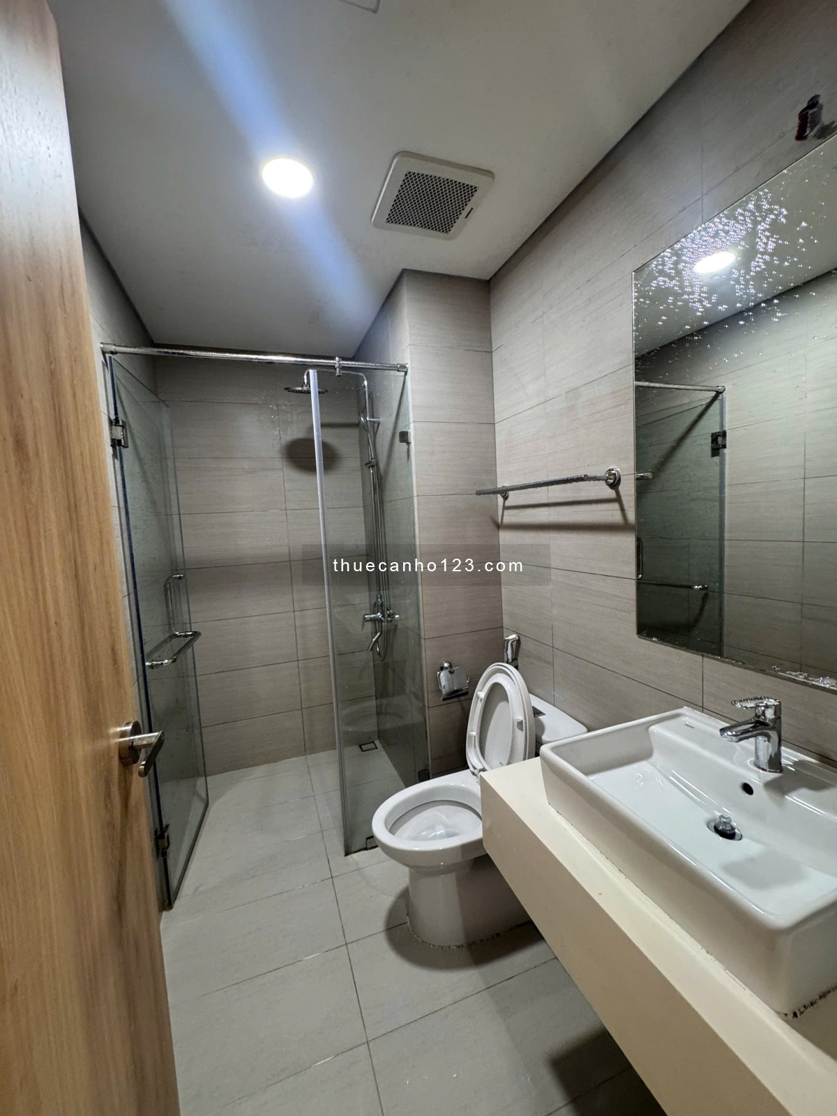 cho thuê căn sân vườn siêu xinh, sân riêng 20m2 sân chung 700m2 - free phí quản lý chỉ 13tr