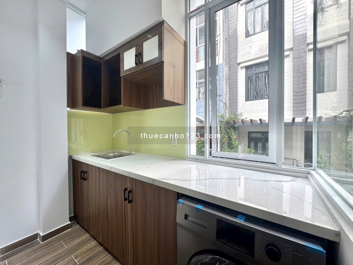 Cho Thuê Căn Hộ Dịch Vụ Full Nội Thất, Ban Công Lớn, nằm ngay Trung Tâm Phú Nhuận, gần Sân Bay