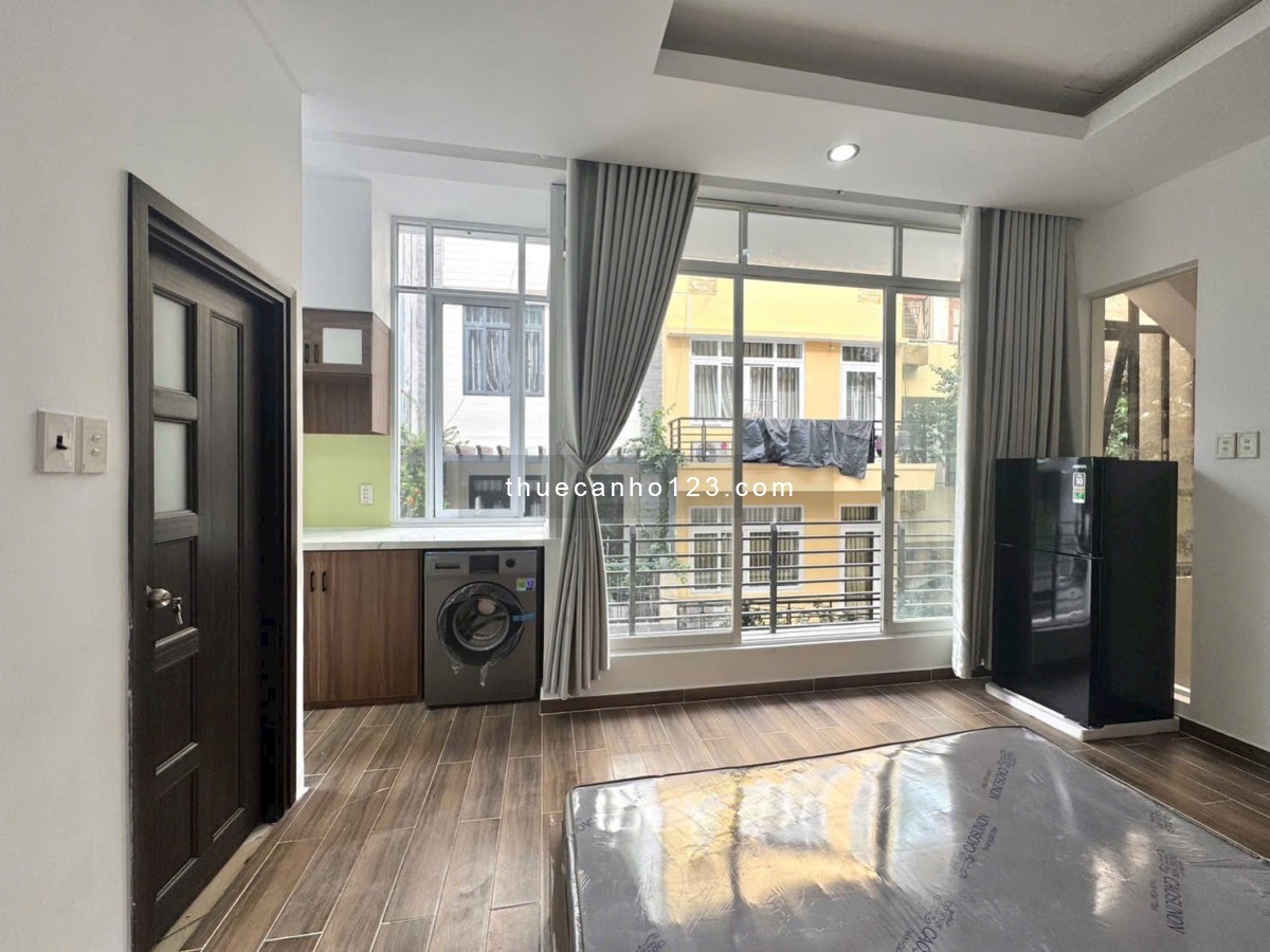 Cho Thuê Căn Hộ Dịch Vụ Full Nội Thất, Ban Công Lớn, nằm ngay Trung Tâm Phú Nhuận, gần Sân Bay