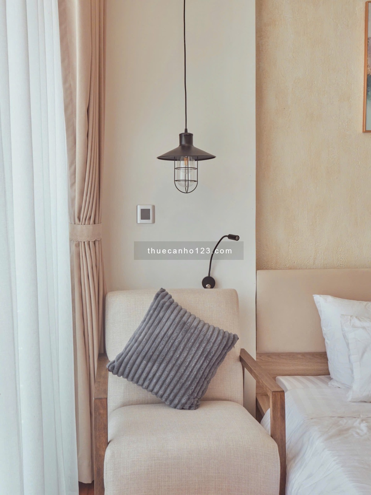 Cho Thuê Căn Hộ Full Nội Thất Có Ban Công thang Máy Gần Nhà thờ Tân Định Quận 1