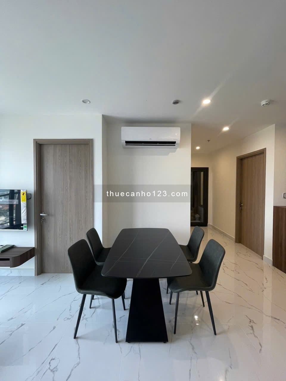 Căn 2PN2WC, 68m2, Toà BS9 Full nội thất Luxury mới đẹp - Vinhomes Grand Park Quận 9
