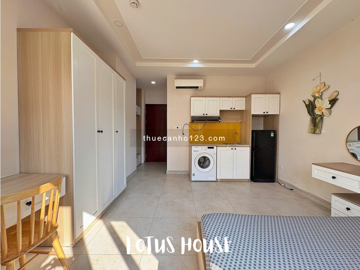 Cho thuê căn hộ Studio tone gỗ cao cấp gần sân bay Tân Sơn Nhất
