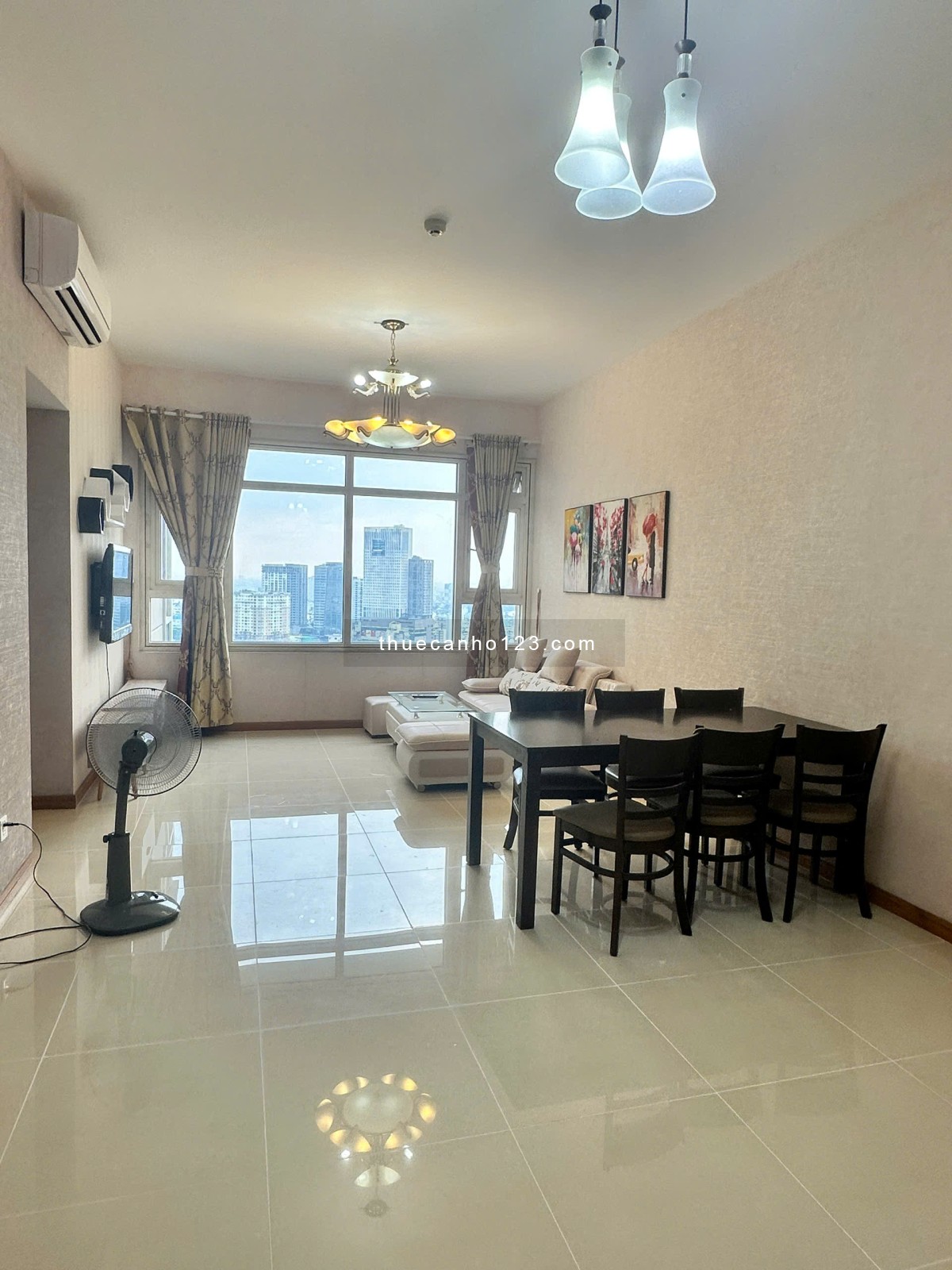 Cho thuê căn hộ Saigon Pearl, 2 phòng ngủ, lầu cao View Landmark 81 tuyệt đẹp giá 20 triệu/tháng