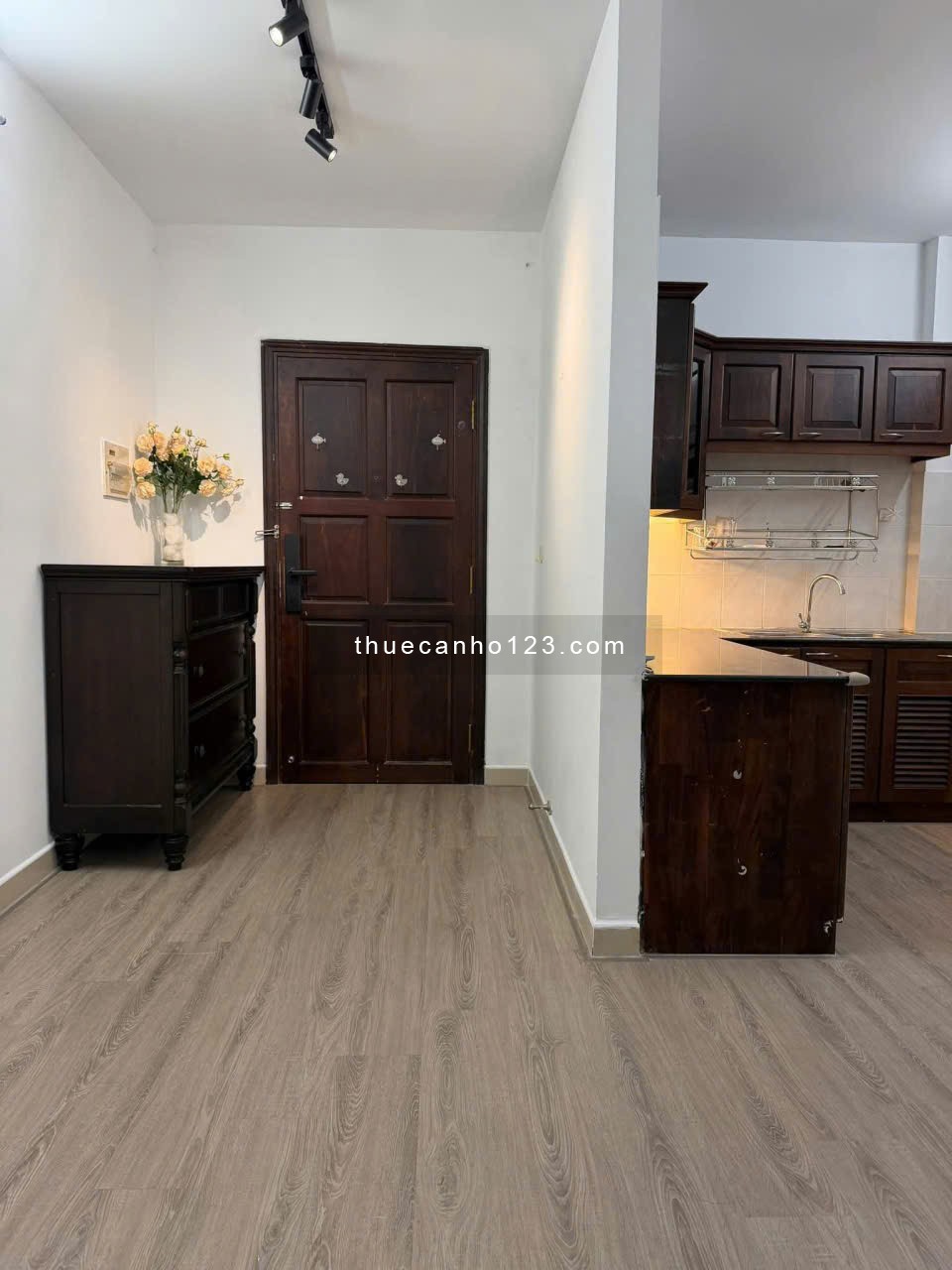 Căn hộ 79m2, 2p ngủ có nội thất C/c Babylon, Tân Phú giá 12,5tr/th