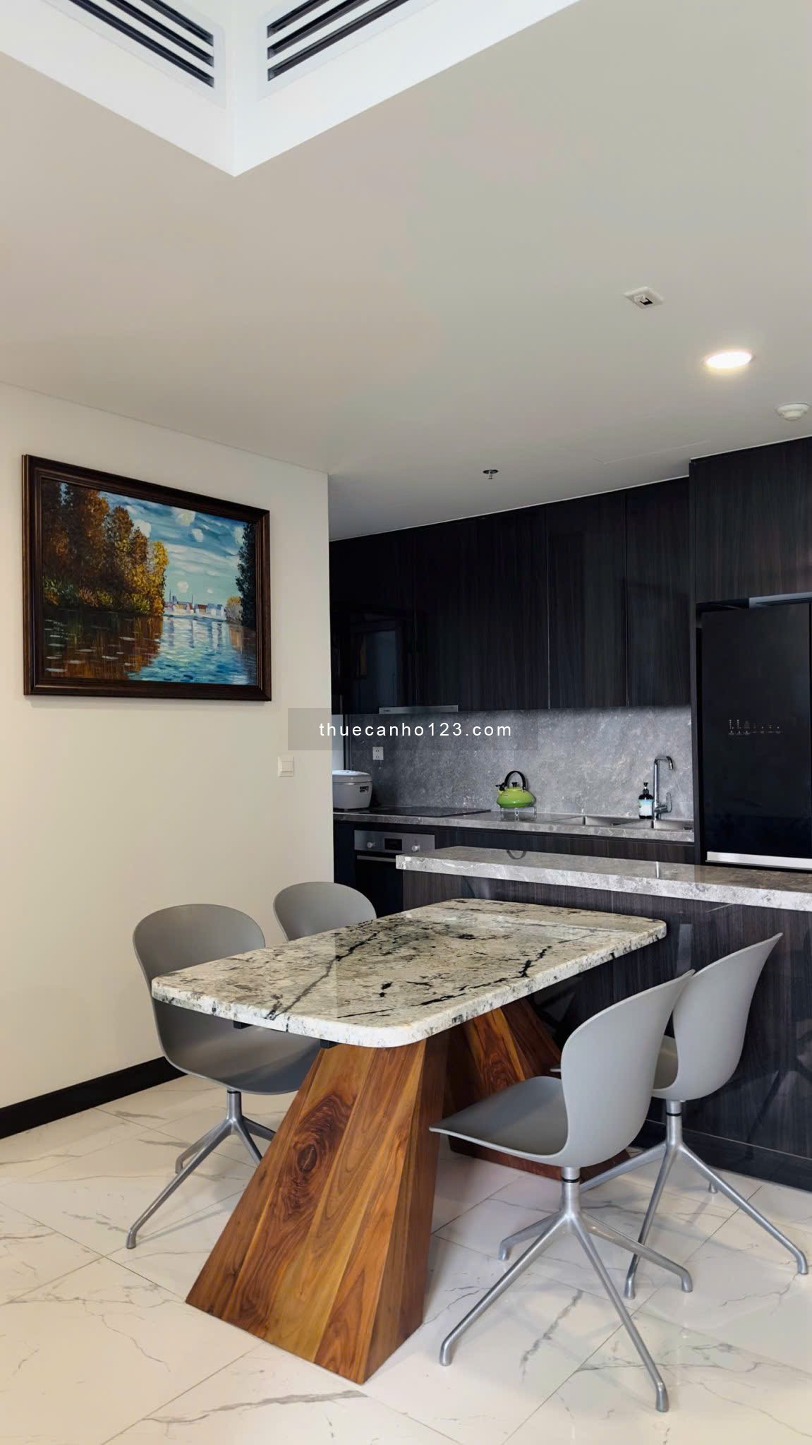 Còn duy nhất 1 căn góc 2PN 92m2 siêu đẹp. Nội thất đầy đủ, view sông SG. chỉ 35 triệu. Empire City