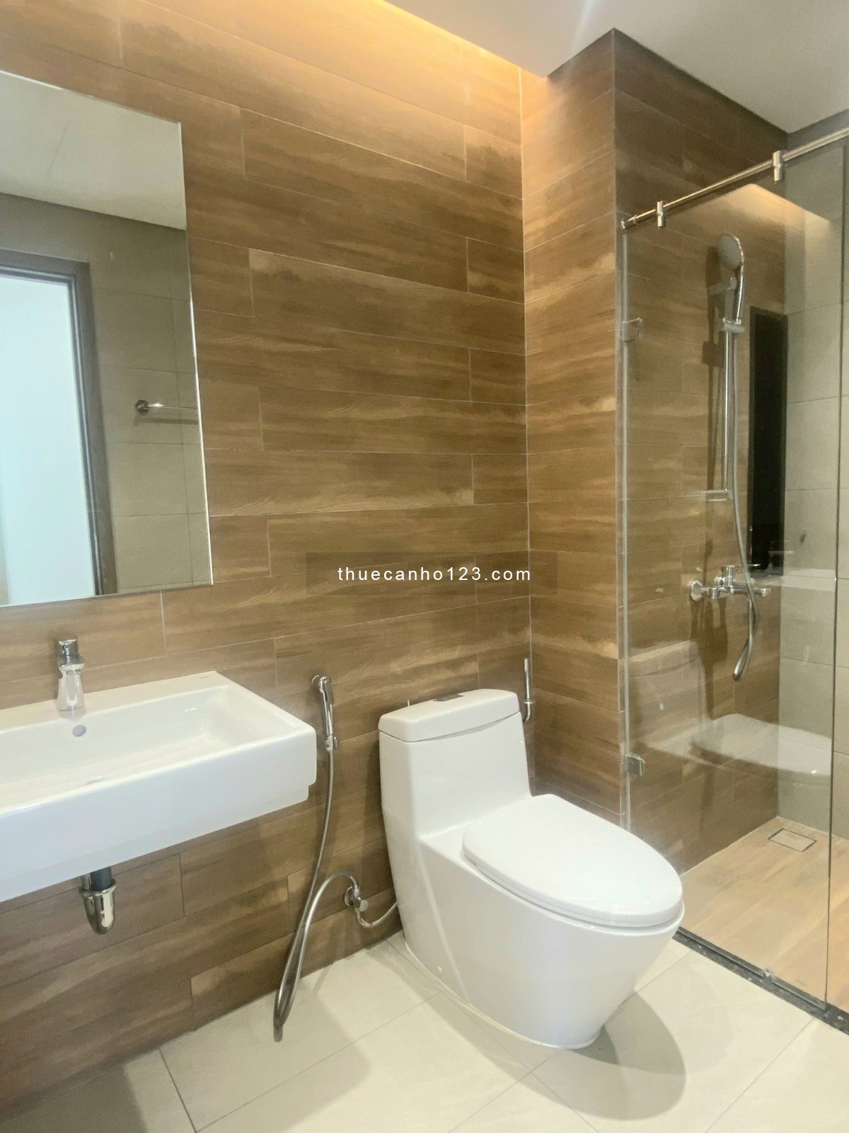 Cho thuê Sky Villa 2PN, 2WC, 160m2 xe hơi chạy lên tận nhà, giá 22tr/ tháng, NTCB Celadon City