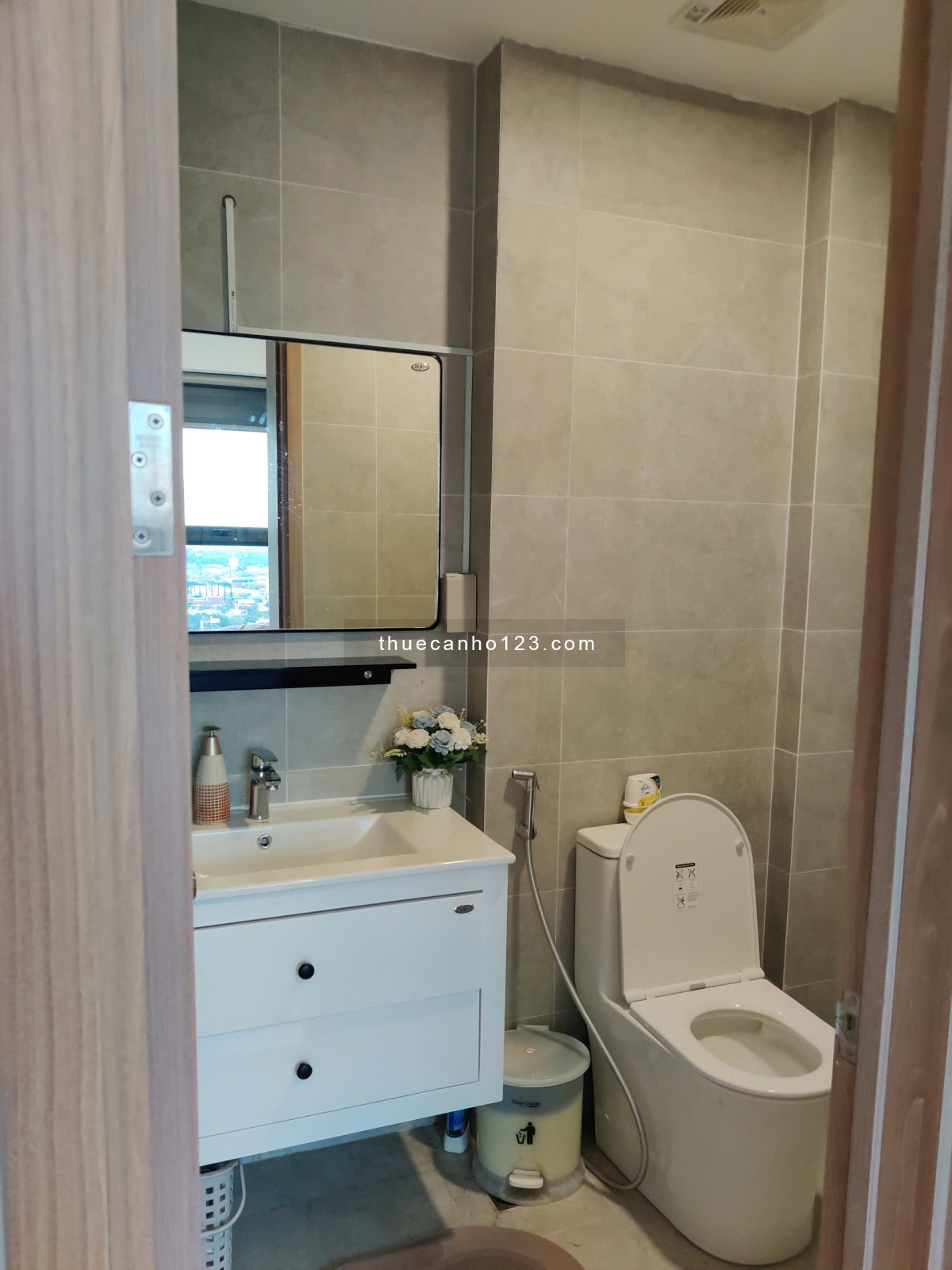 2pn-2Wc, Full nội thất, căn góc, lầu 18, view sông và cảng.