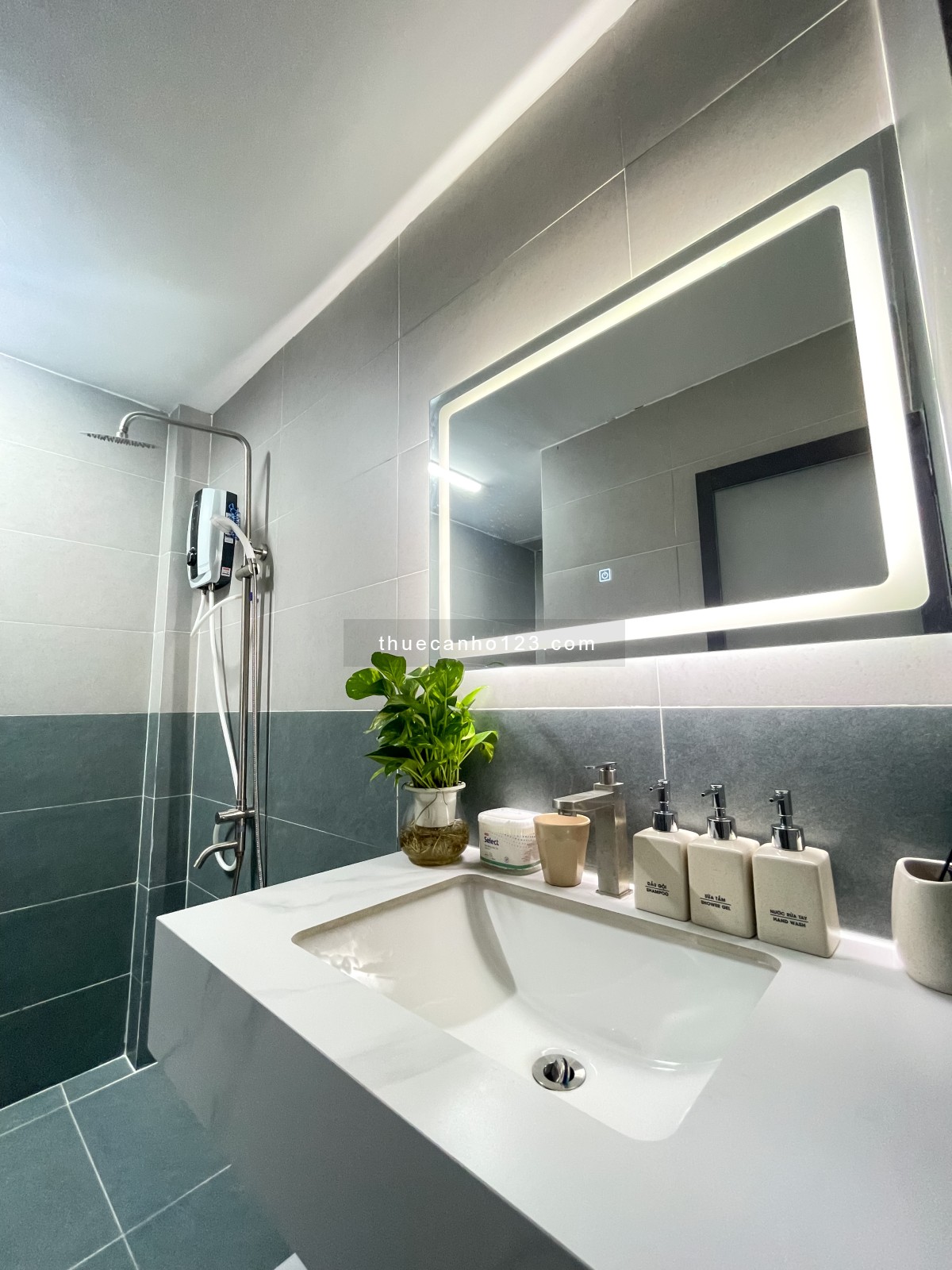 Cho thuê căn hộ Studio Ban công Q1 gần cầu Calmette, cầu Khánh Hội, chợ Bến Thành, Metro số 1