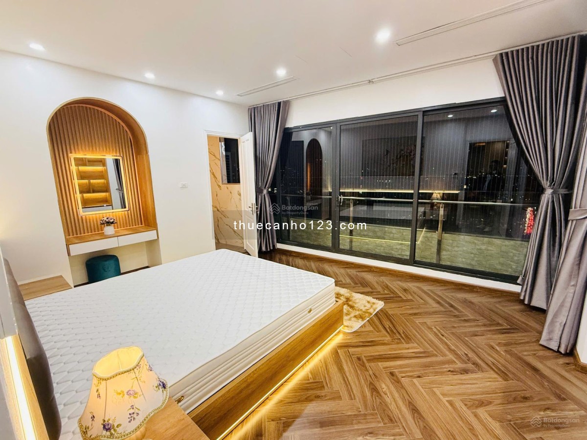 Cho thuê căn góc 3 ngủ 3 vs, dt 135m2, đủ đồ, nhà mới, thoáng tại Chung cư The Legacy