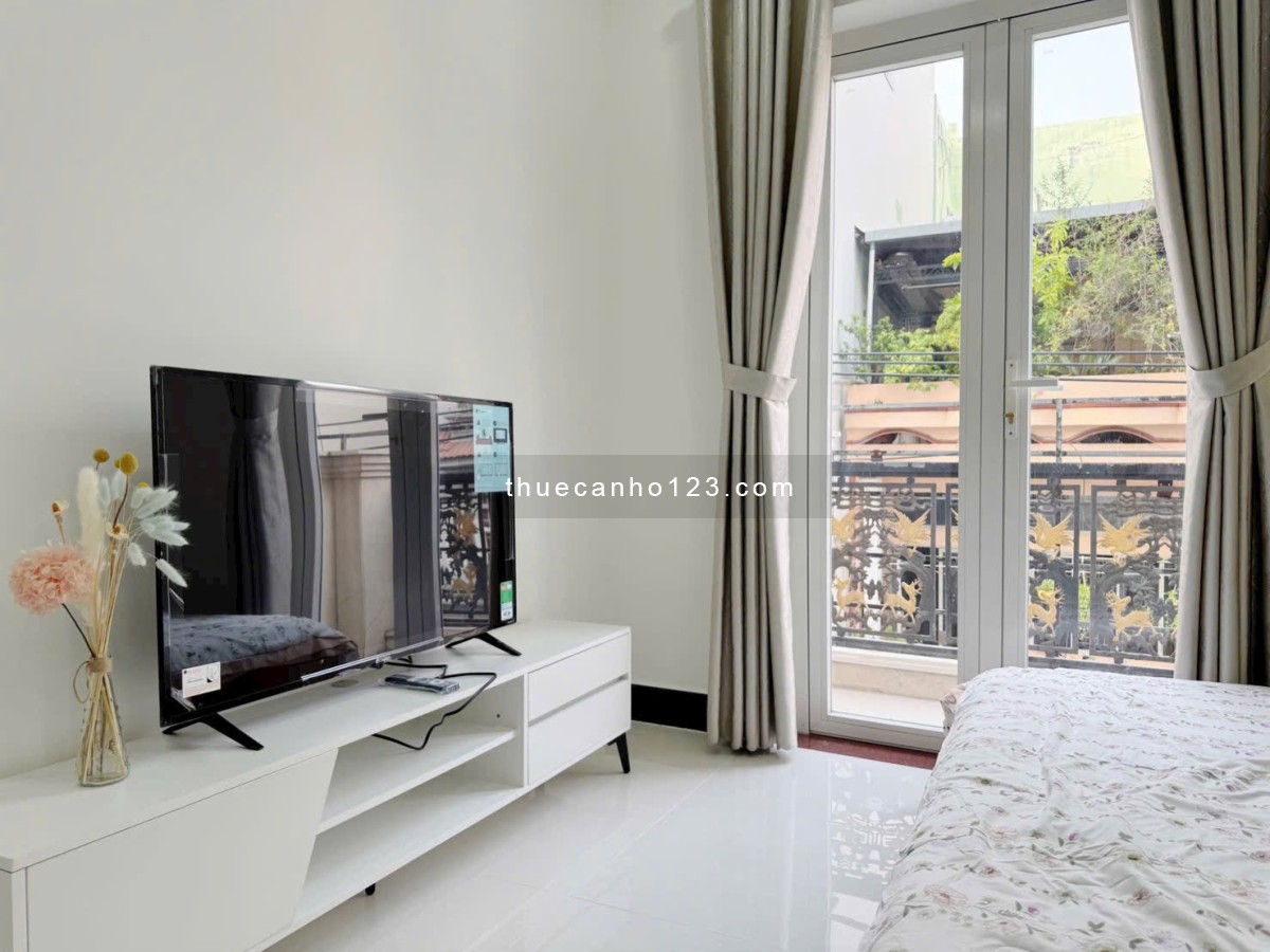 Căn hộ 1PN ban công 45m2 - tách bếp full nội thất ngay khu sầm uất Phan Xích Long giáp Quận 1 , 3