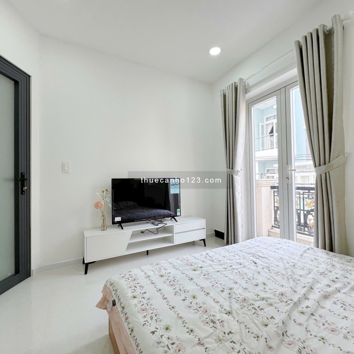 Căn hộ 1PN ban công 45m2 - tách bếp full nội thất ngay khu sầm uất Phan Xích Long giáp Quận 1 , 3