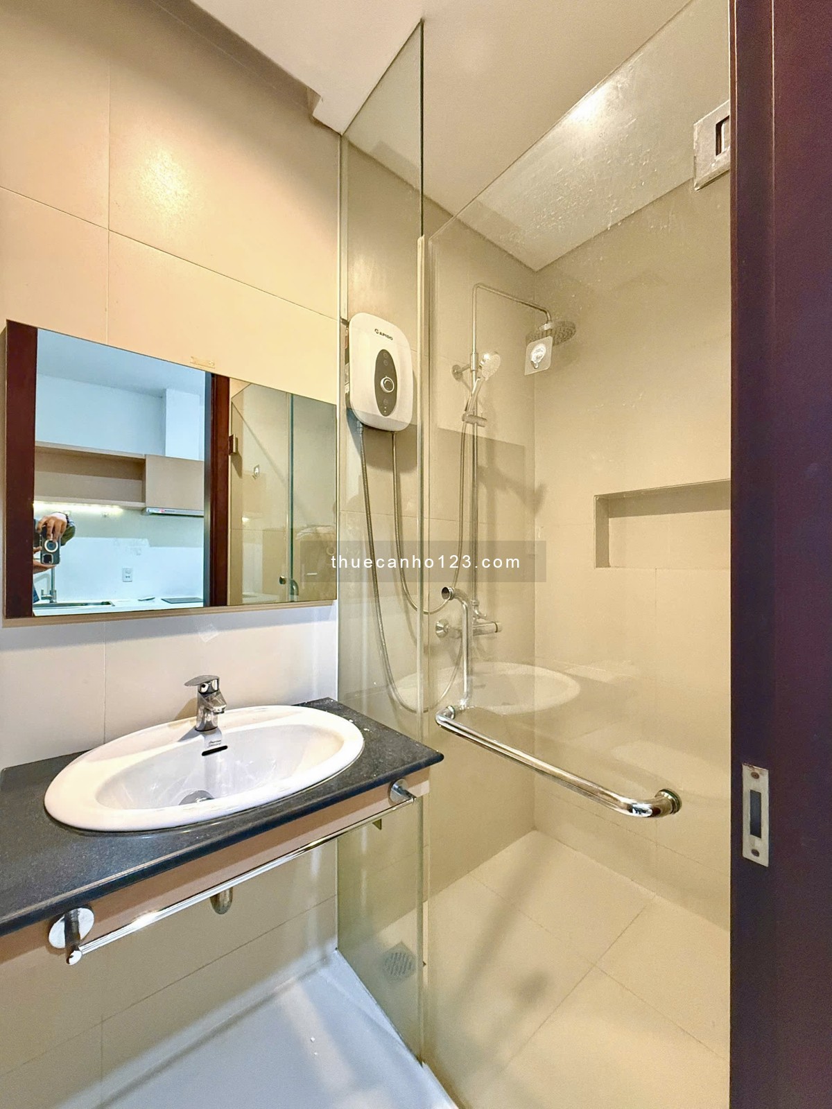 Căn Hộ Ban Công Mới 100% Gần Hồ Con Rùa_CV Lê Văn Tám_Dinh Độc Lập Quận 1