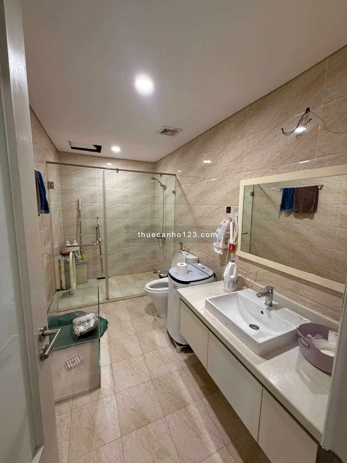 Cho thuê căn hộ 3 ngủ, tầng trung nhà mới đẹp tại CC Time Tower Lê Văn Lương