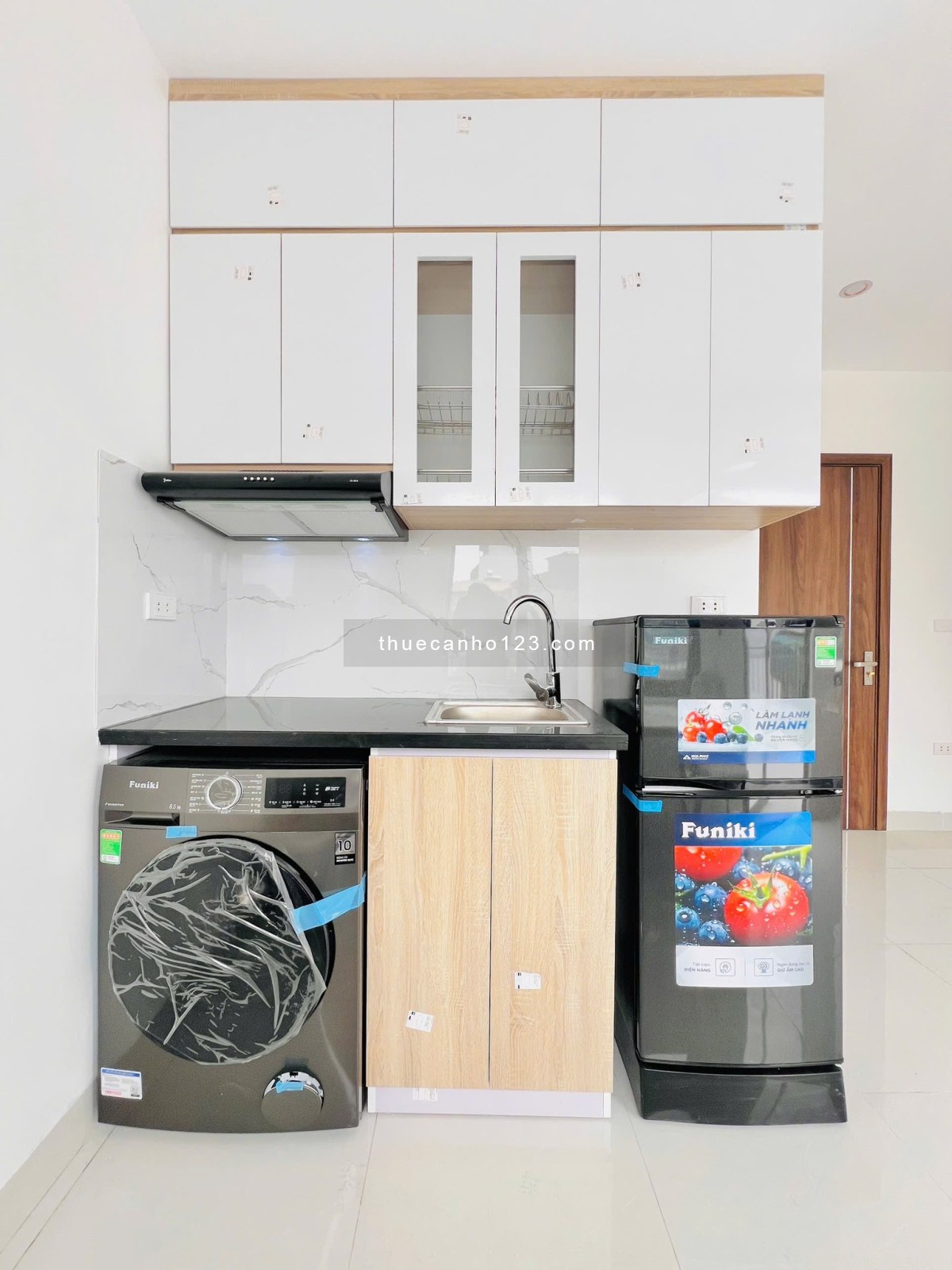 Nhà mới, phòng rộng – thoáng, có ban công, nội thất đầy đủ, mới tinh