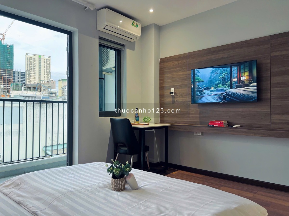 Balcony 1PN Máy Giặt Riêng Thang Máy Đầy Đủ Nội Thất Ở Mặt Tiền Đường Trung Tâm Quận 1