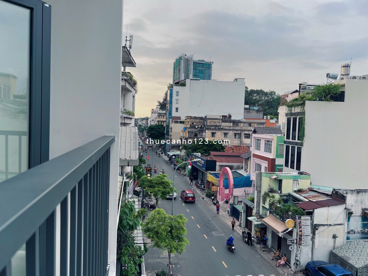 Balcony 1PN Máy Giặt Riêng Thang Máy Đầy Đủ Nội Thất Ở Mặt Tiền Đường Trung Tâm Quận 1