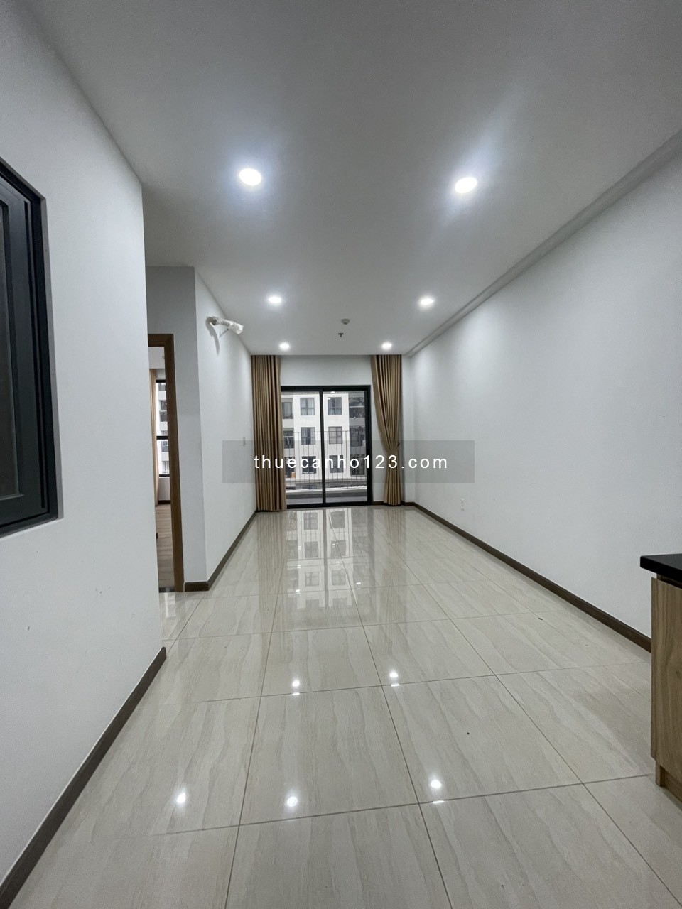 Cho thuê căn 2PN 2WC – Bcons Plaza