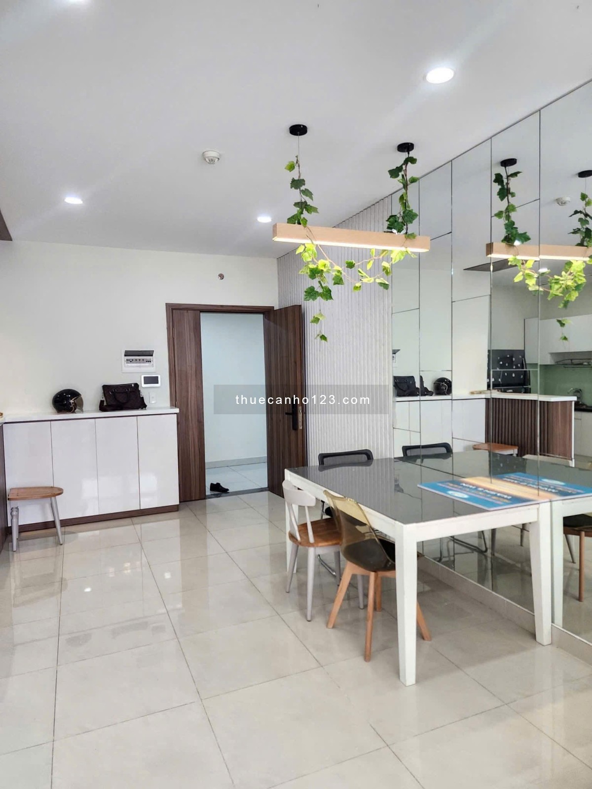 Giá 12tr/th, C/h Harmona, Trương Công Định, TB: 81m2, 2p ngủ, 2wc, Nội thất.