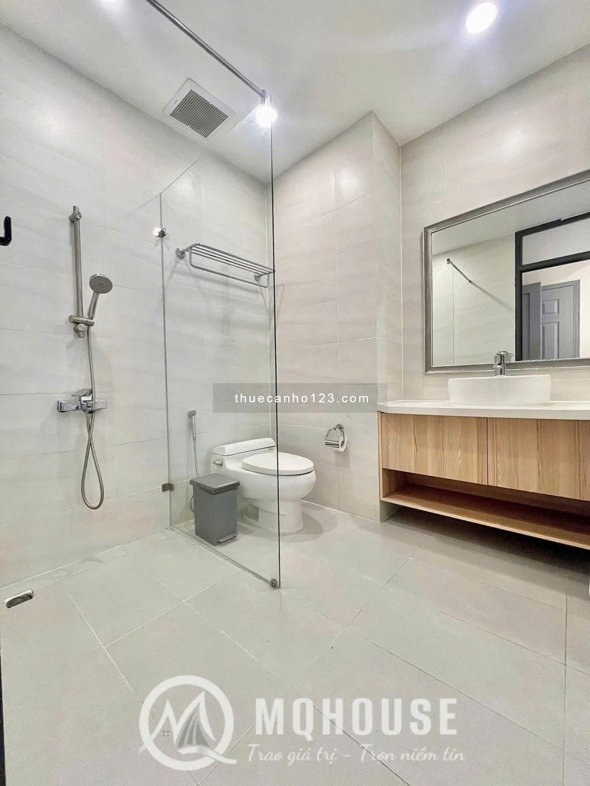 Cho thuê căn hộ cao cấp Tân Bình 1 phòng ngủ gần sân bay Tân Sơn Nhất có gym và hồ bơi, ban công