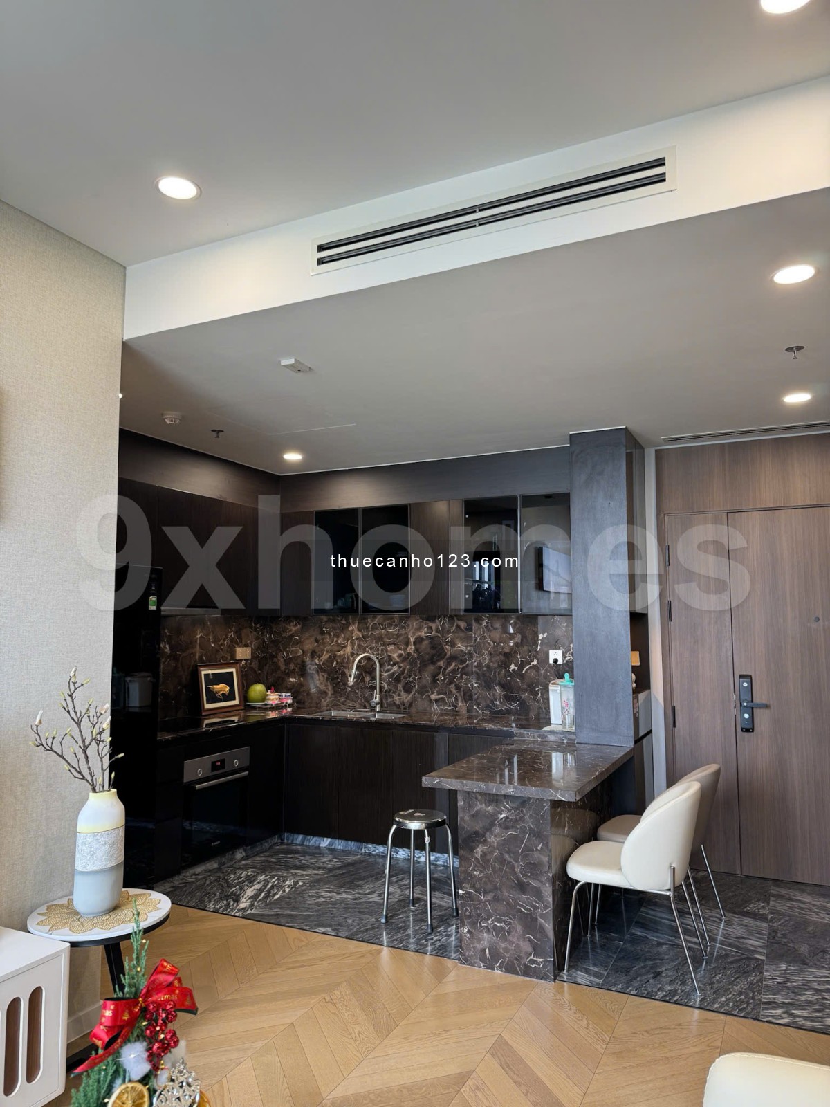 Cho thuê 2 phòng ngủ view sông chạm mắt, Nội thất đầy đủ hiện đại, giá 38triệu tại Lumiere Riverside