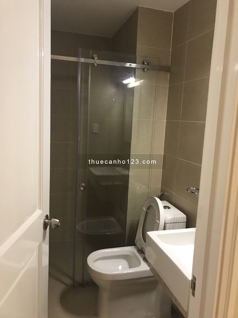 Cho thuê Officetel Florita Quận 7, nội thất cơ bản, nhà sạch sẽ, giá 9 triệu. LH: 0917 492 608