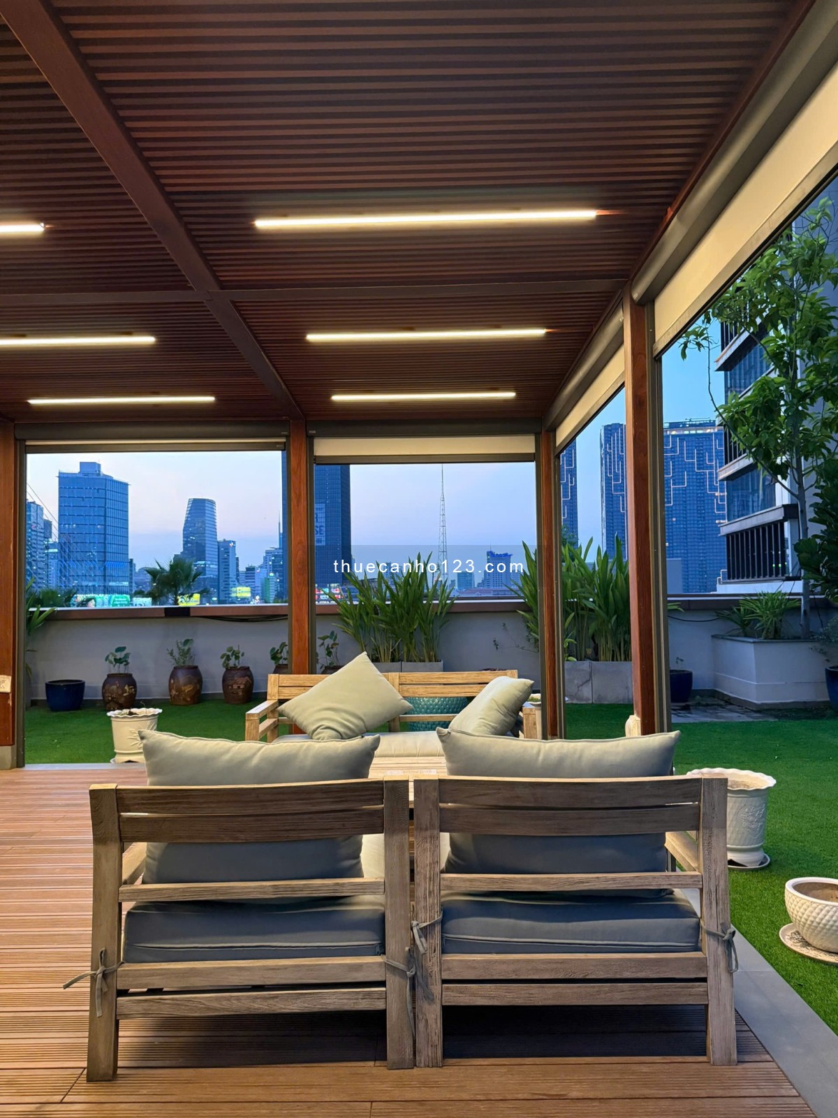 Cho thuê căn hộ Thue Galleria Metropole 4PN – 4WC, có sân vườn rộng, View cầu Ba Son