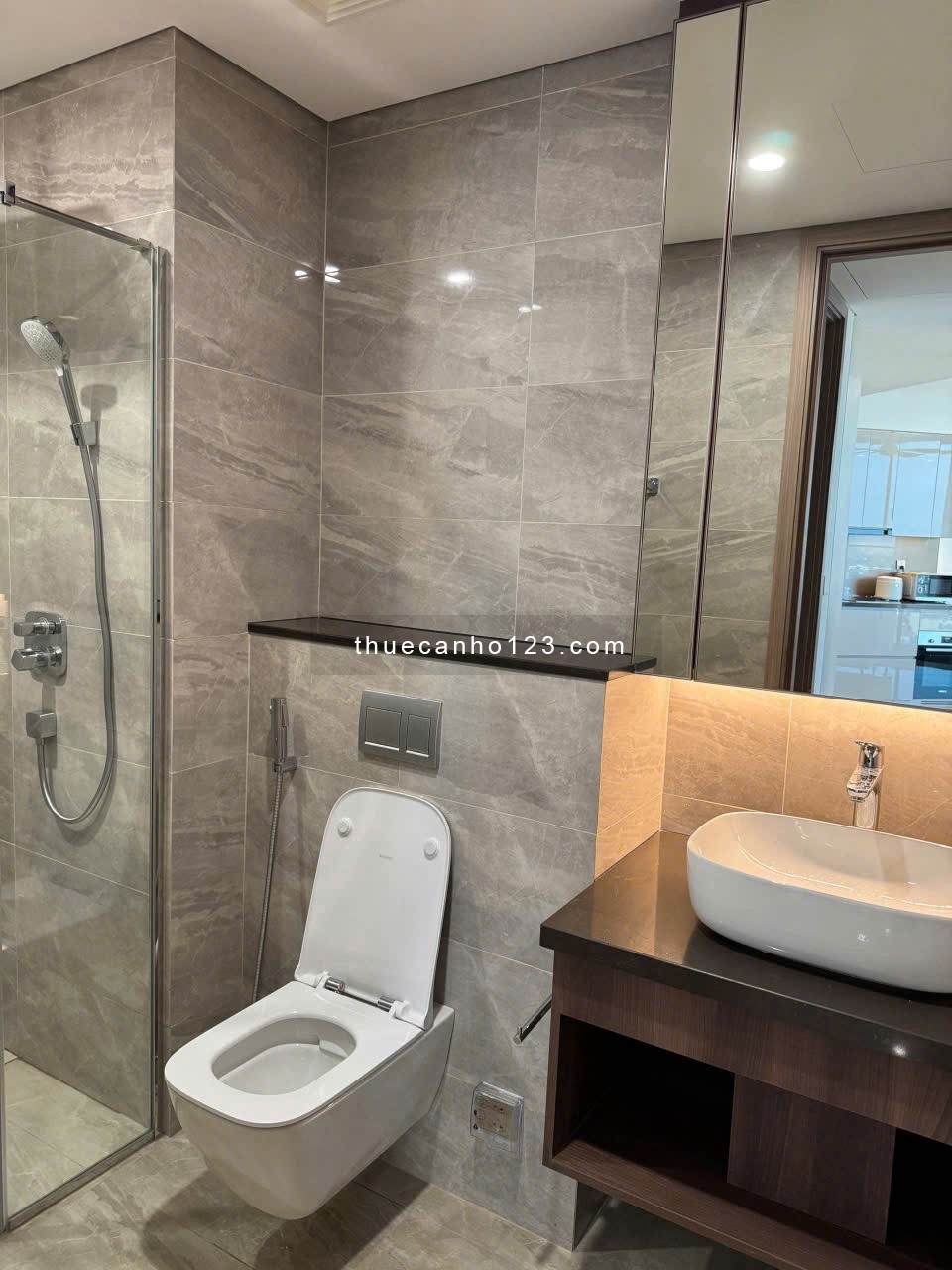 Đẹp như hoa hậu, 1 phòng ngủ rộng tới 61m2, nội thất cao cấp hiện đại, tại Thảo Điền Green