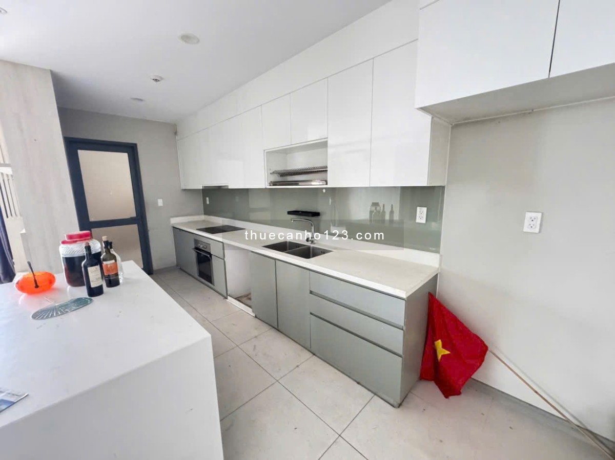 Giá 12tr/th, The Useful (The Era) Lạc Long Quân, TB, 95m2, 3PN, 2WC.