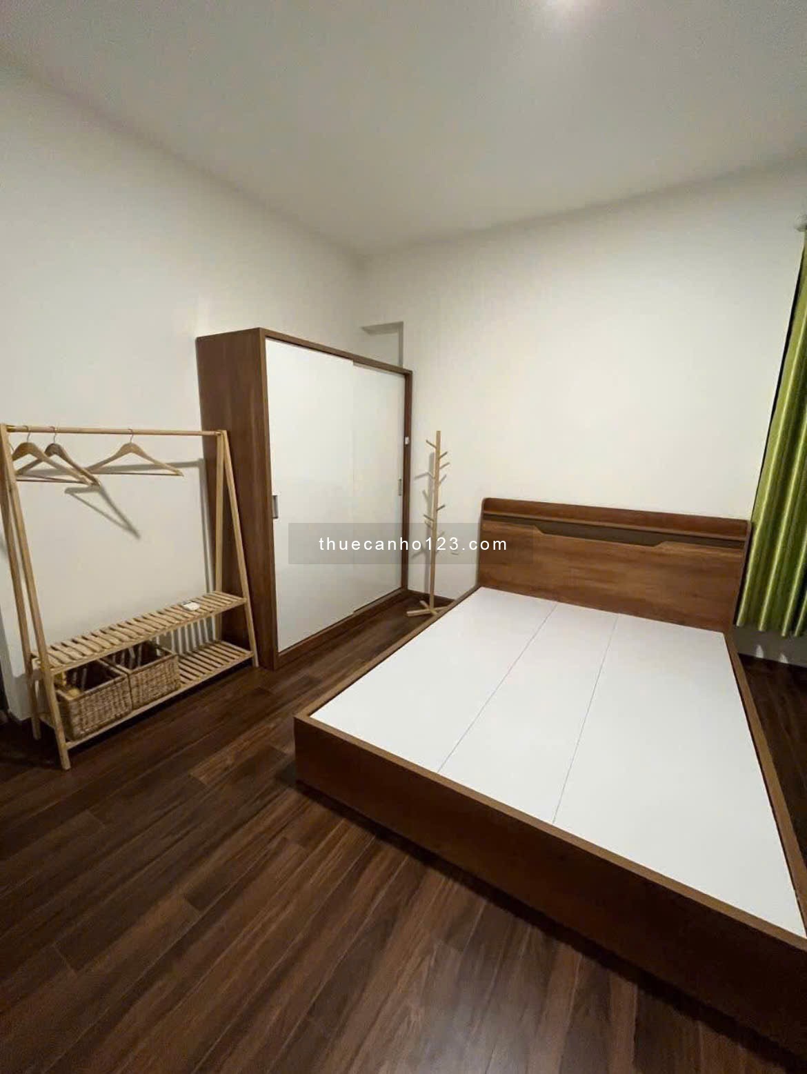 Giá 12tr/th, The Useful (The Era) Lạc Long Quân, TB, 110m2, 3PN, Nhà trống.