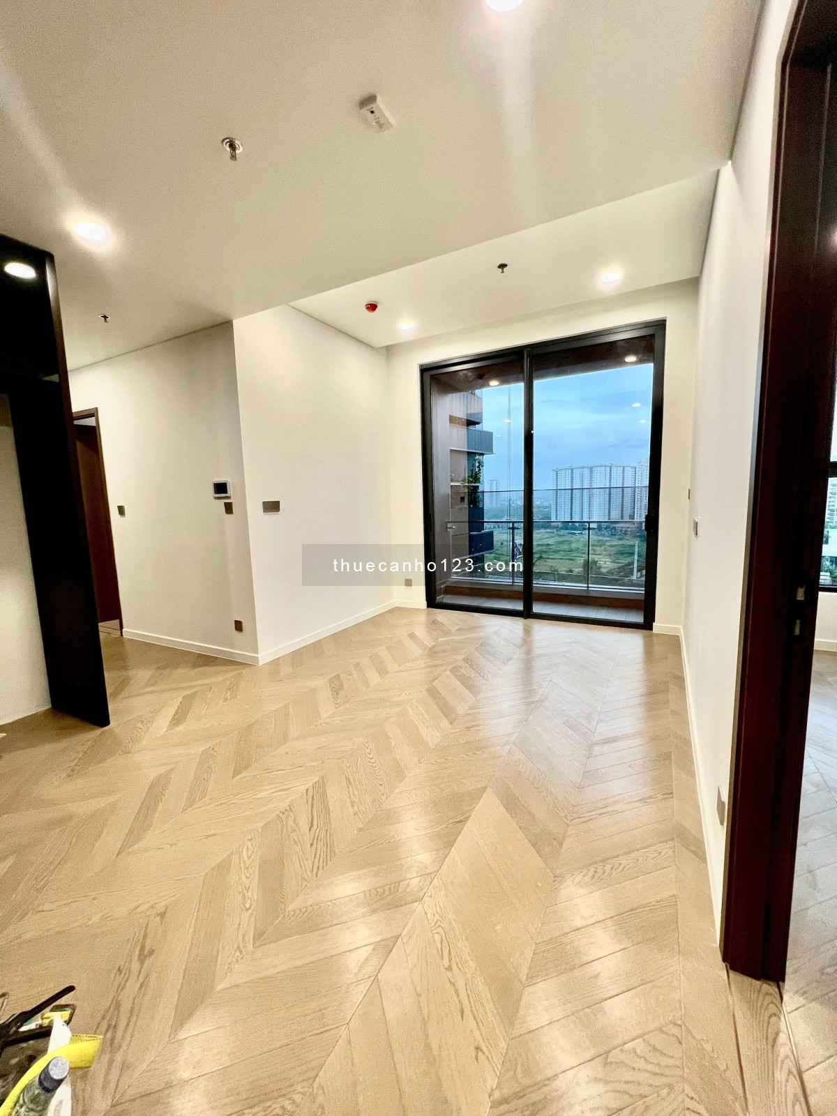 Trống sẵn 2phòng ngủ view thành phố cực đẹp,nội thất cơ bản, giá 30triệu(gồm VAT), Lumiere Riverside