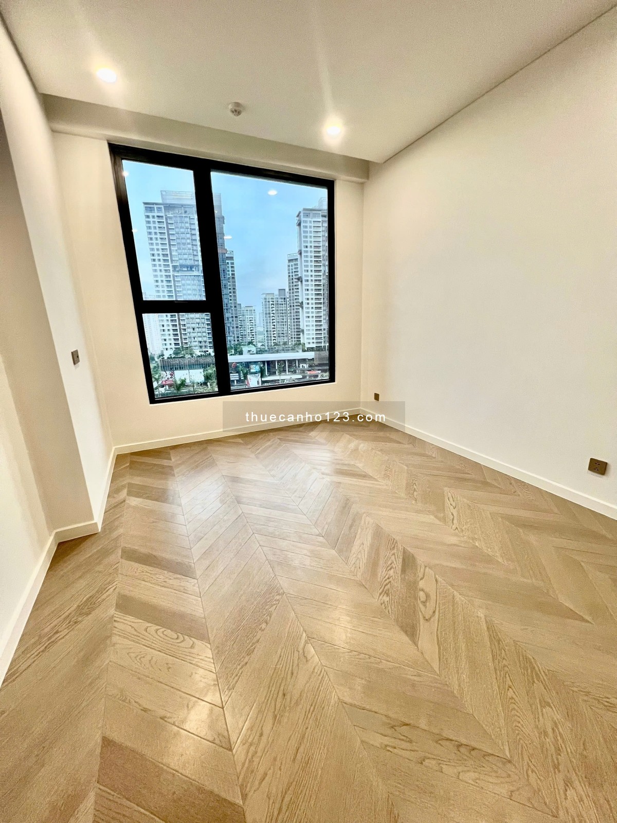 Trống sẵn 2phòng ngủ view thành phố cực đẹp,nội thất cơ bản, giá 30triệu(gồm VAT), Lumiere Riverside