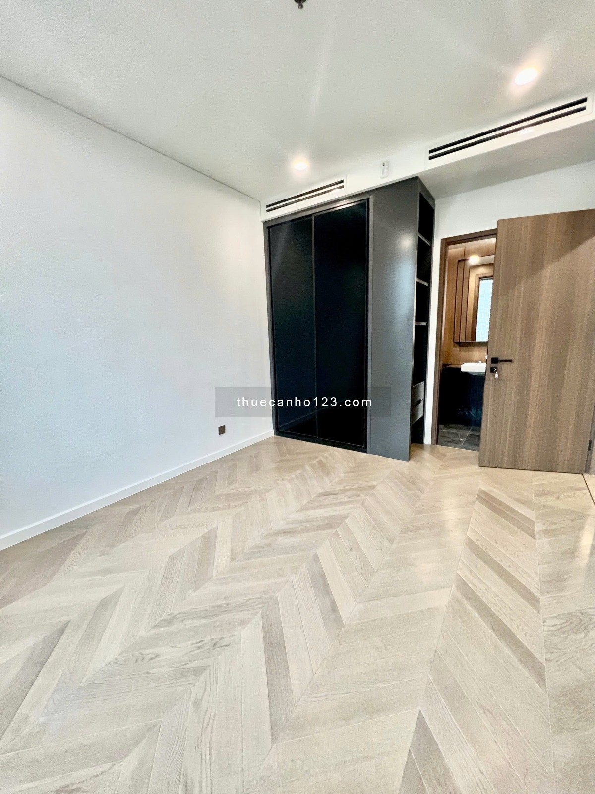 Trống sẵn 2phòng ngủ view thành phố cực đẹp,nội thất cơ bản, giá 30triệu(gồm VAT), Lumiere Riverside