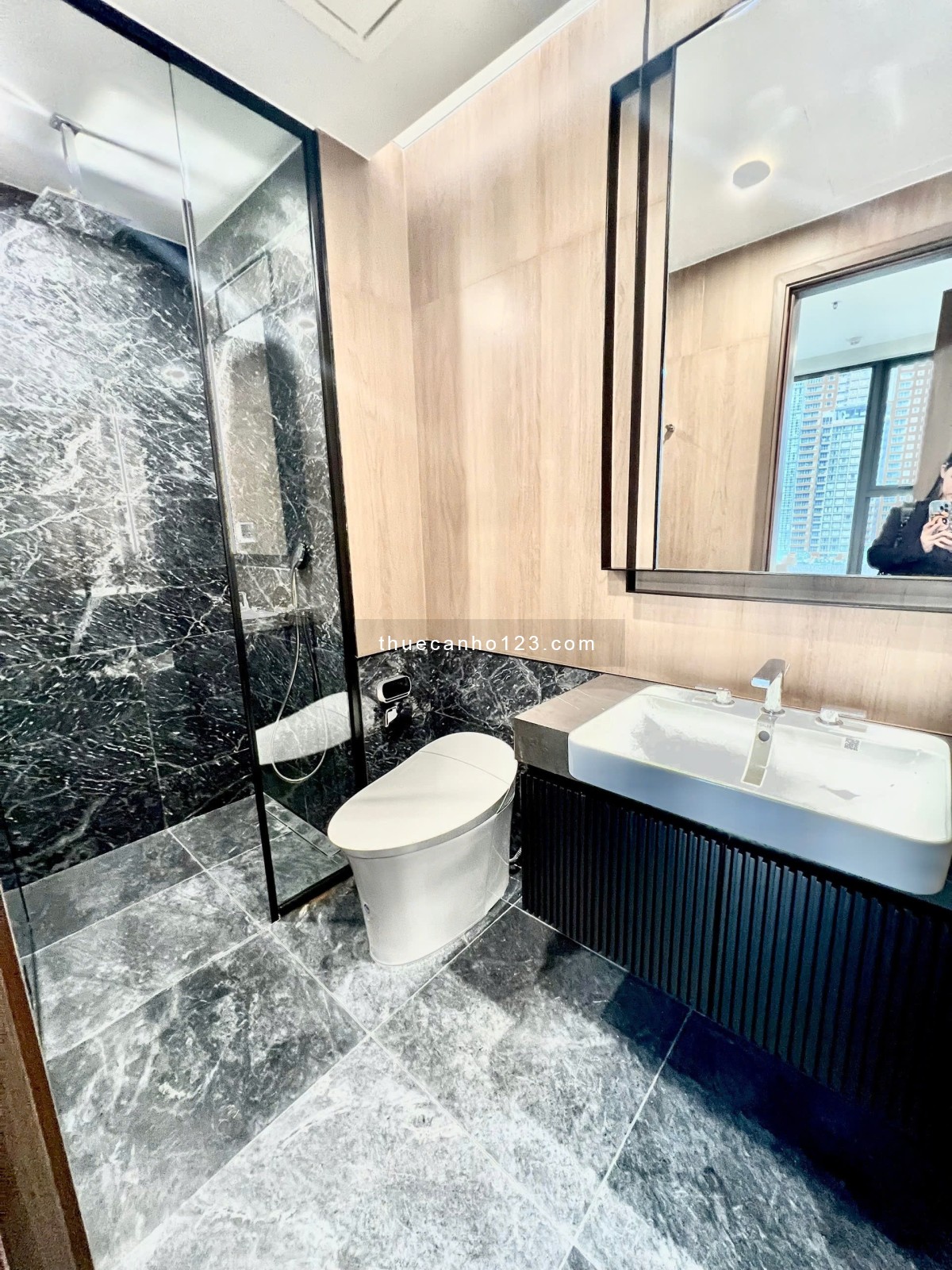 Trống sẵn 2phòng ngủ view thành phố cực đẹp,nội thất cơ bản, giá 30triệu(gồm VAT), Lumiere Riverside