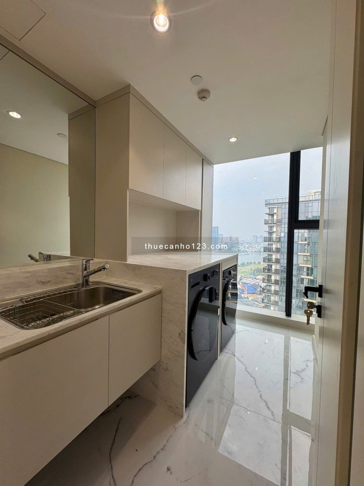 Duy nhất 1 căn loft 3 phòng ngủ 220m2 view sông, tại Opera Thủ Thiêm. Nội thất cơ bản, giá 7500$