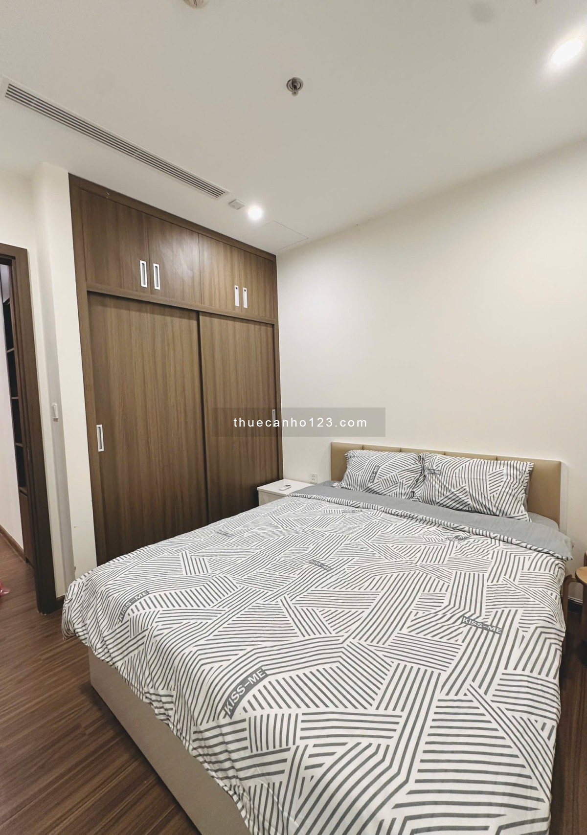 Cho thuê căn hộ Vinhomes West Point nhà đẹp, tầng cao, hướng mát