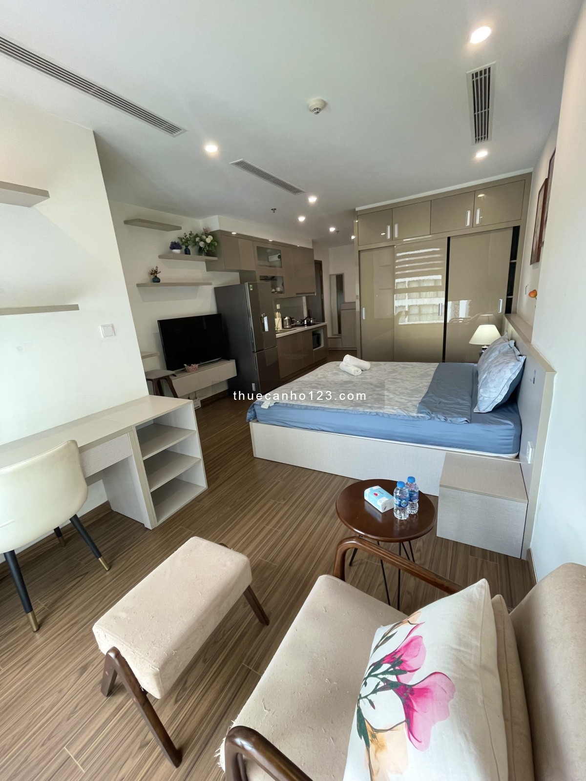 Cho thuê căn hộ Studio full đồ Vinhomes Green Bay vào luôn giá 8tr. LH: 0385418696