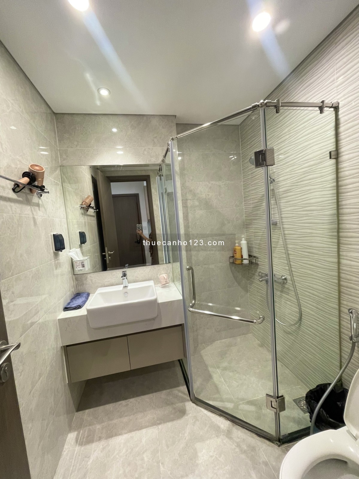 Cho thuê căn hộ Studio full đồ Vinhomes Green Bay vào luôn giá 8tr. LH: 0385418696