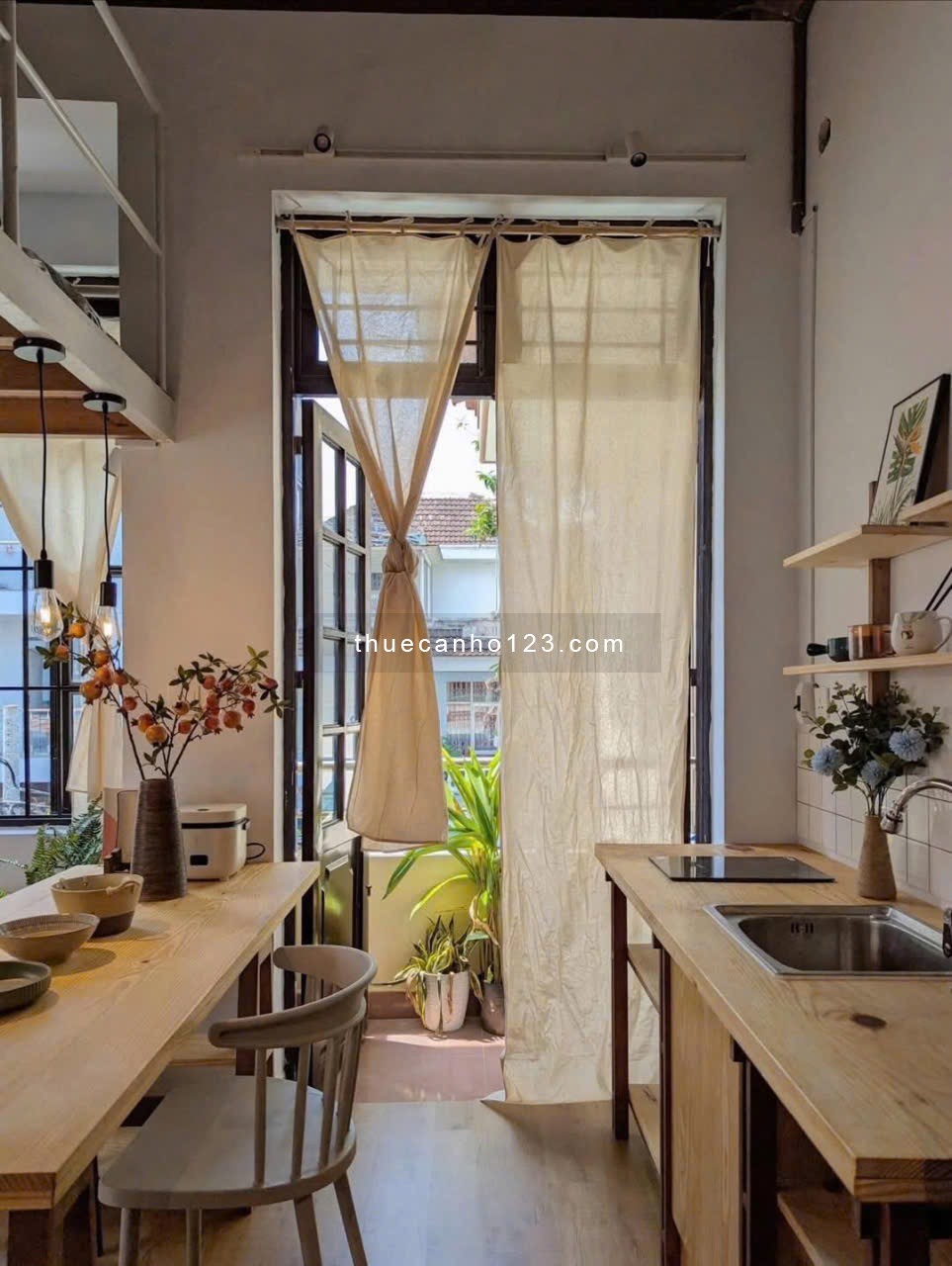 Cho thuê căn hộ duplex full nội thất ngay ngã tư Bảy Hiền, quận Tân Bình.