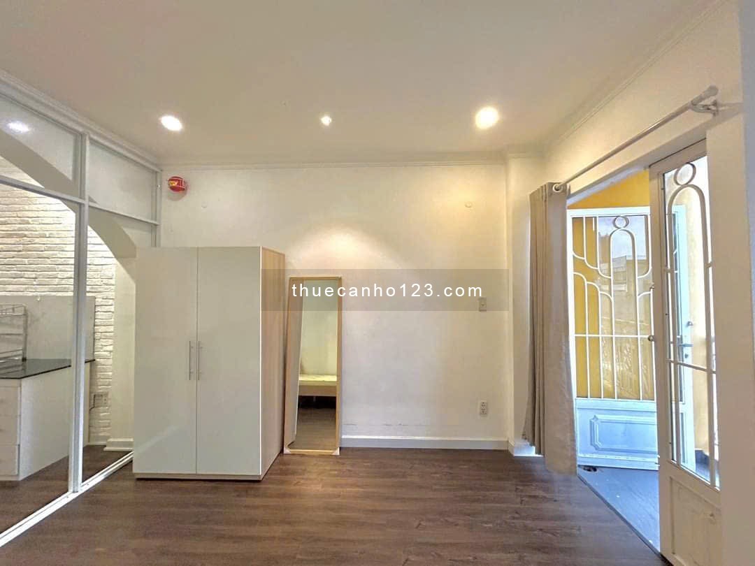 Cho thuê căn 1PN ban công Q4, gần Đh Luật, Đh Nguyễn Tất Thành, cầu Khánh Hội, cầu Tân Thuận,…