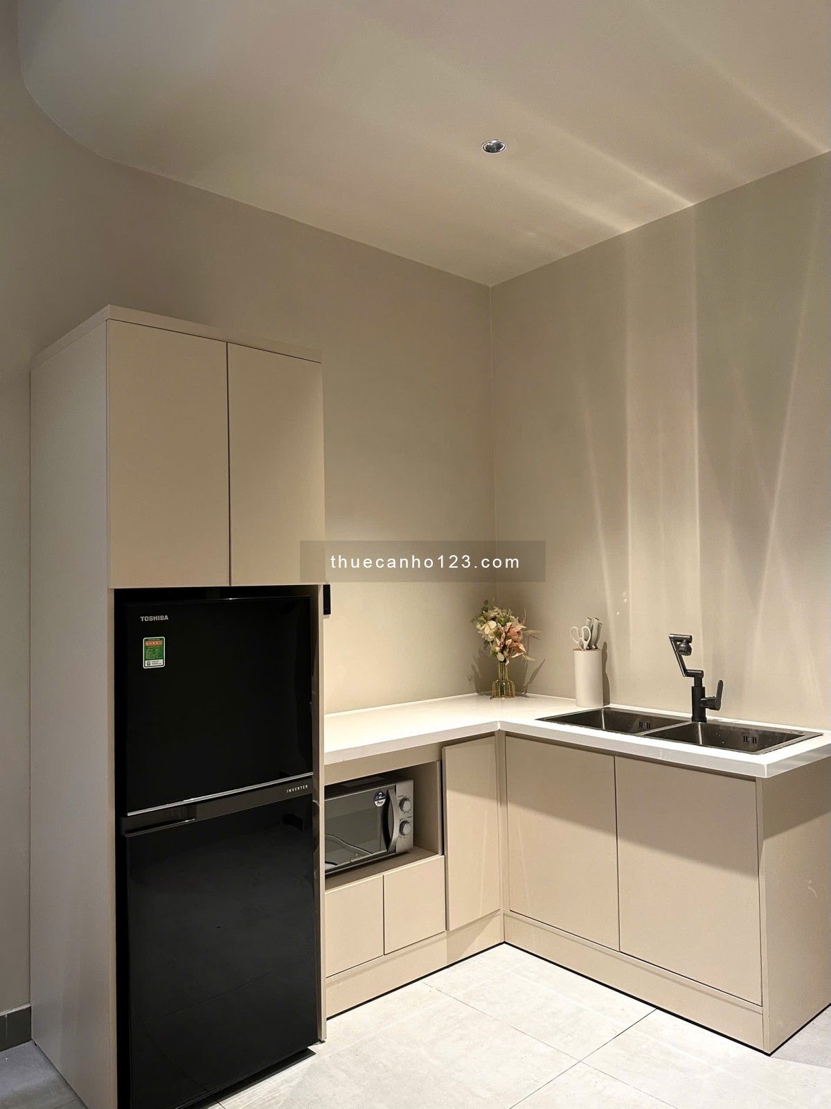 Cho Thuê Nguyên Căn Full Nội Thất Có Bãi Oto Quận 10